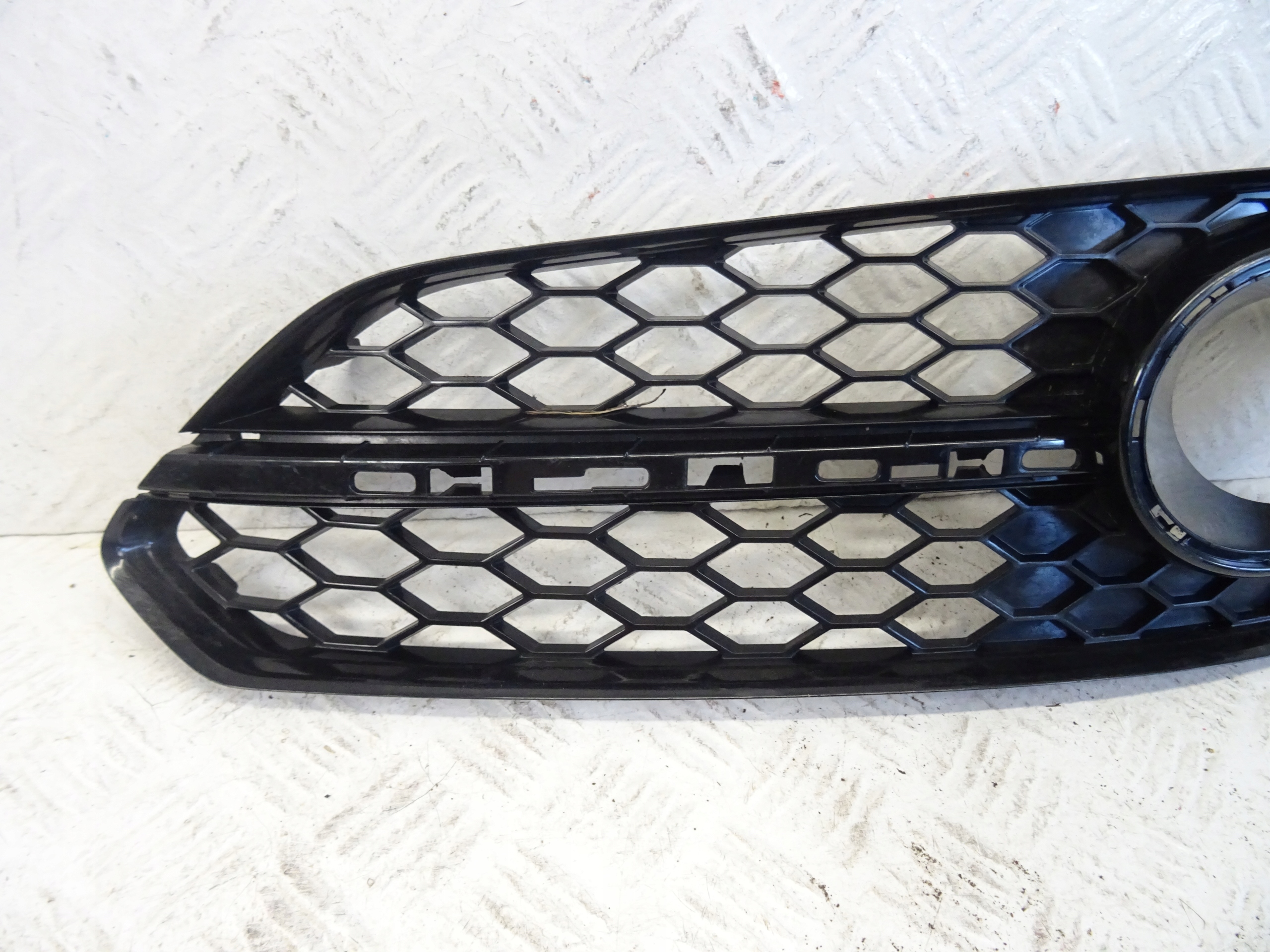 grid of a bumper front front left AUDI A8 D4 LIFT 4H0807679