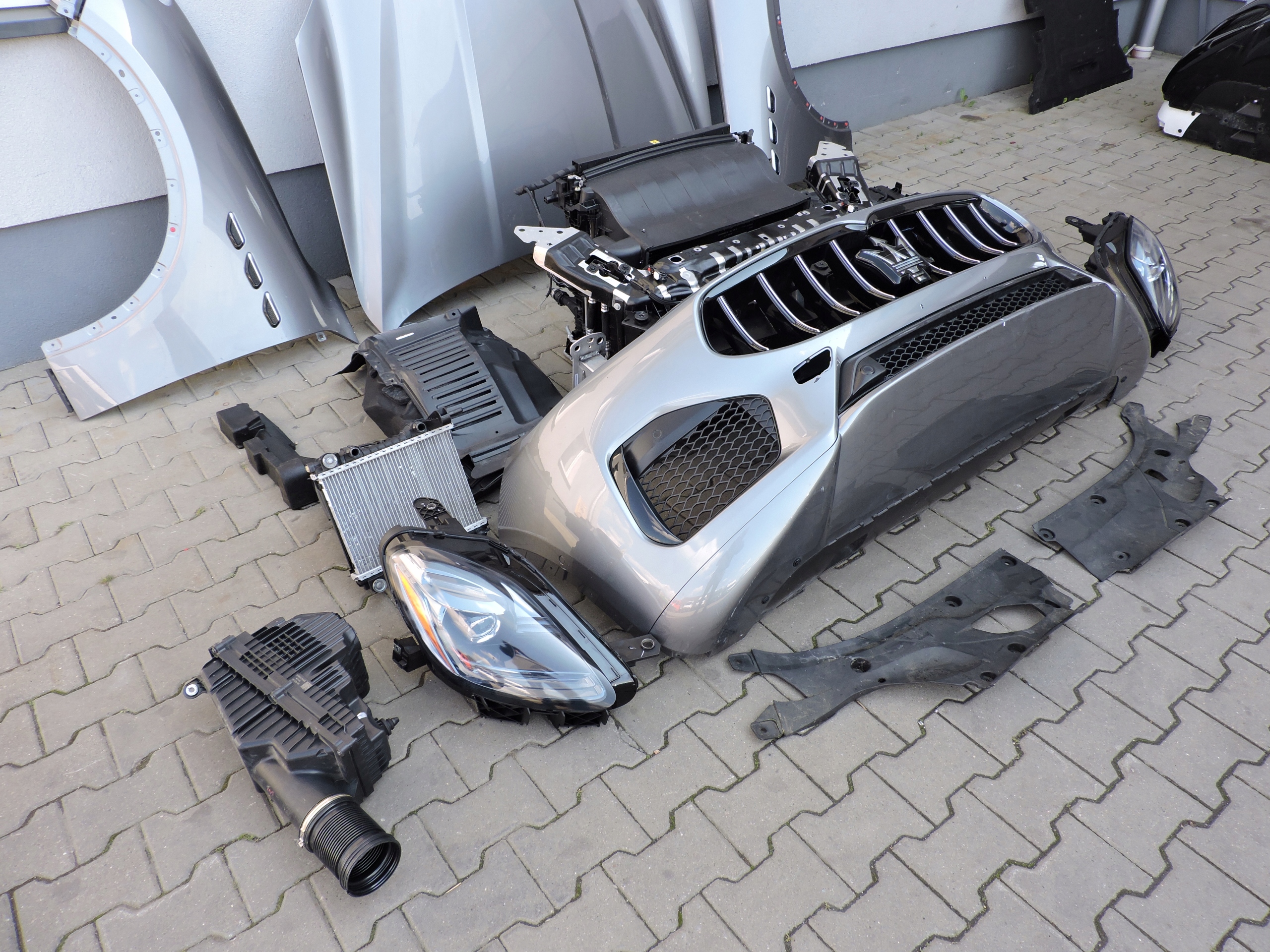 PRZÓD KOMPLETNY MASERATI GRECALE SZARY GT/MODENA 2.0 Producent części Maserati OE