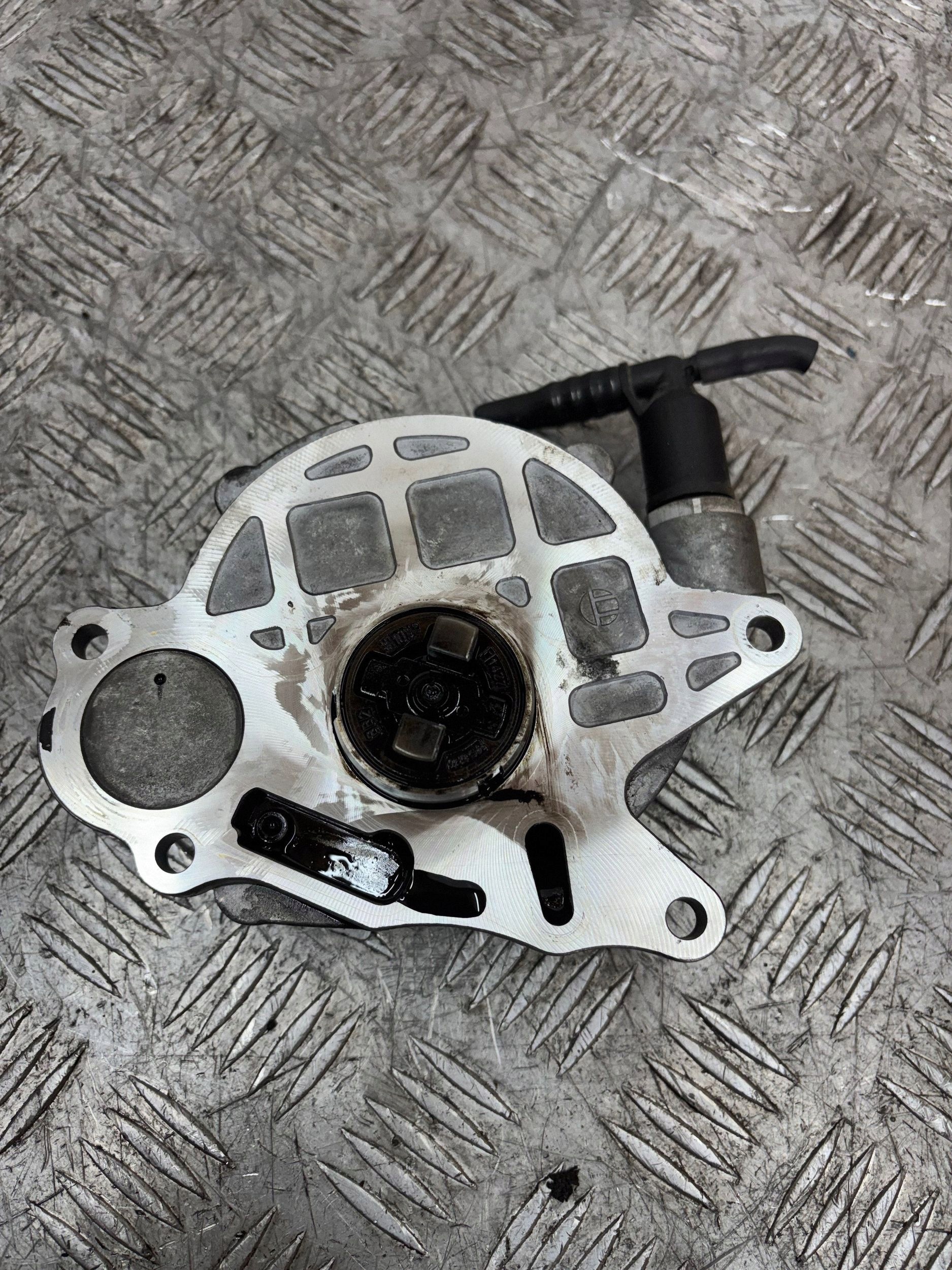 VACUM Pompa VW TIGUAN e 2.0 TDI 03L145100