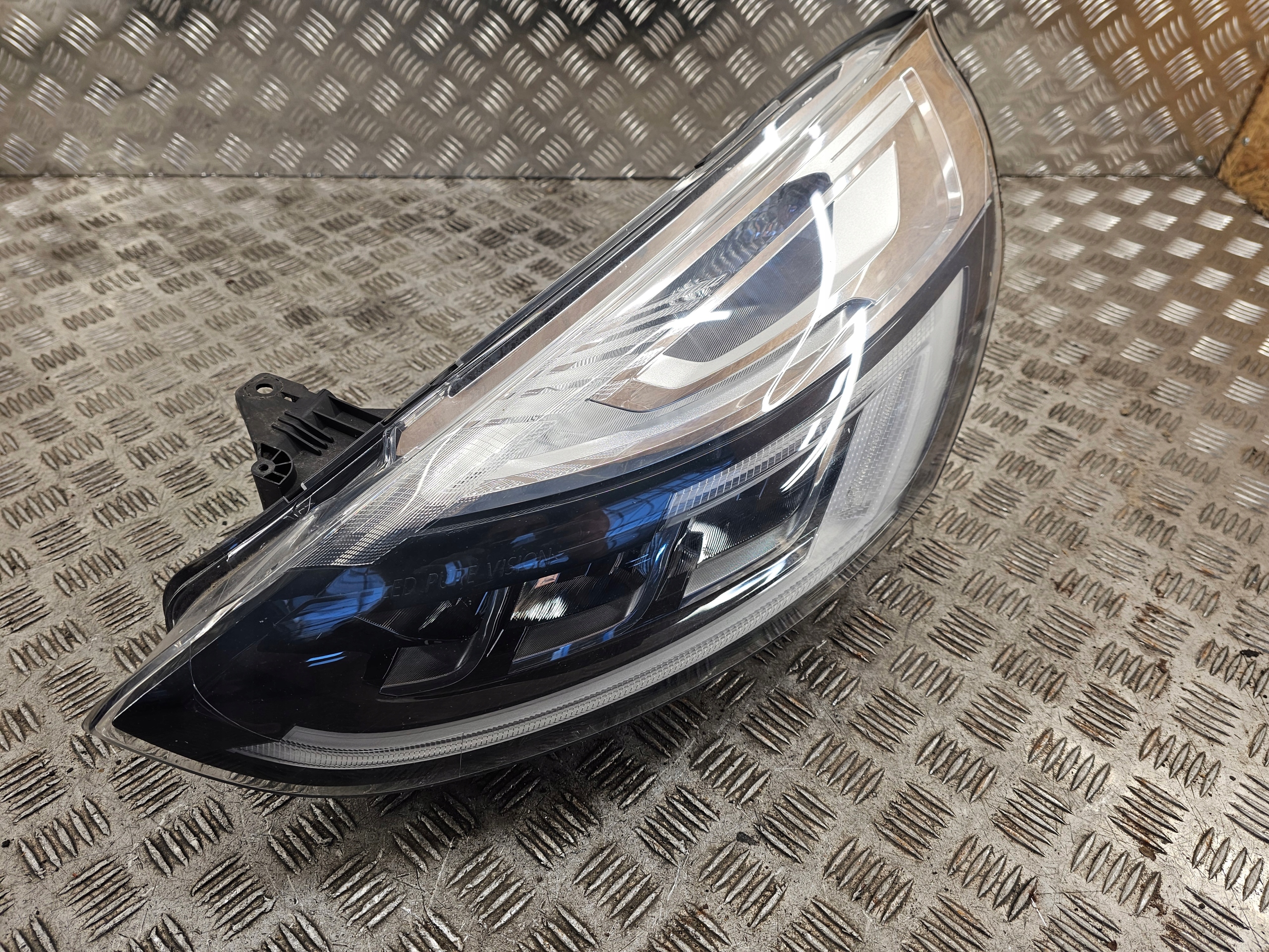 REFLEKTOR light front left RENAULT CLIO IV 4 LED 260603564R
