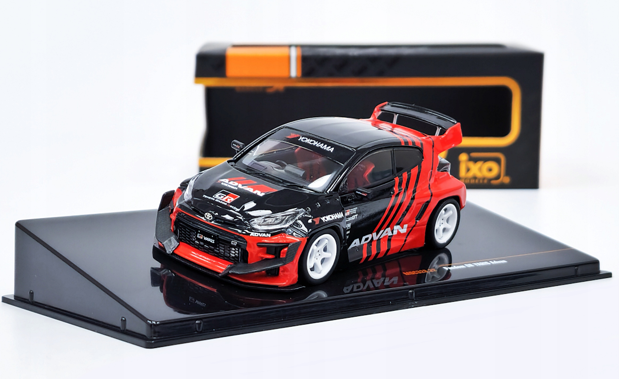 Toyota Gr Yaris Pandem Advan černá-červená Ixo 1:43