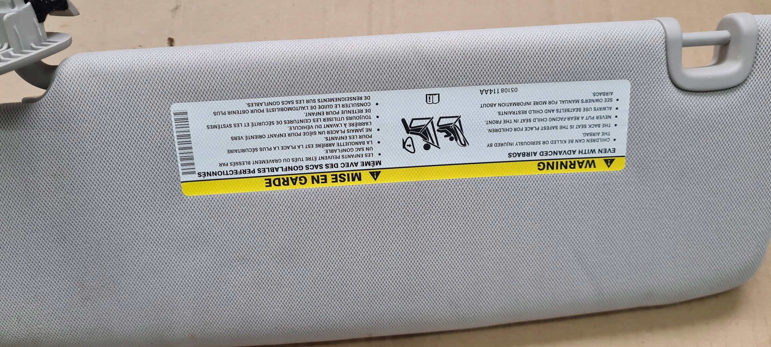 Chrysler Pacifica 2022 cover PRZECIWSLONECZNA visor right front