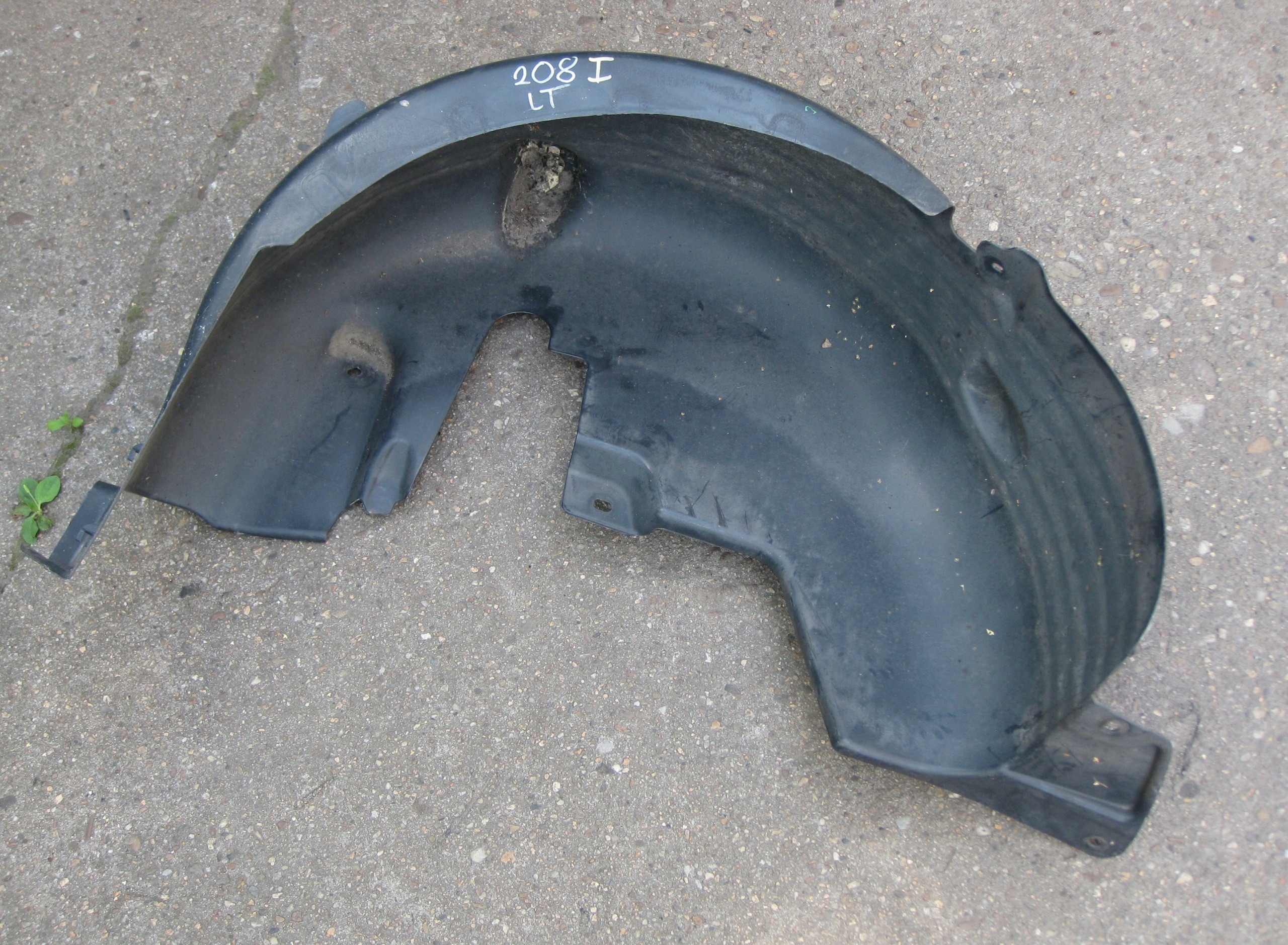 PEUGOT 208 mudguard left rear. PEUGEOT 9673769280