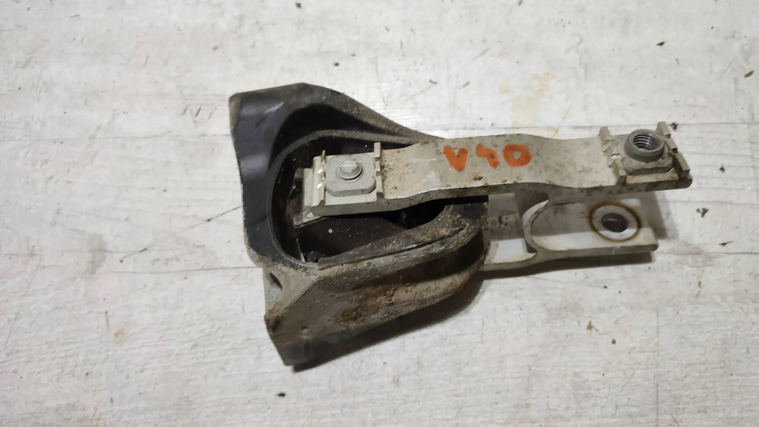 Volvo V40 II 2018r holder engine mount