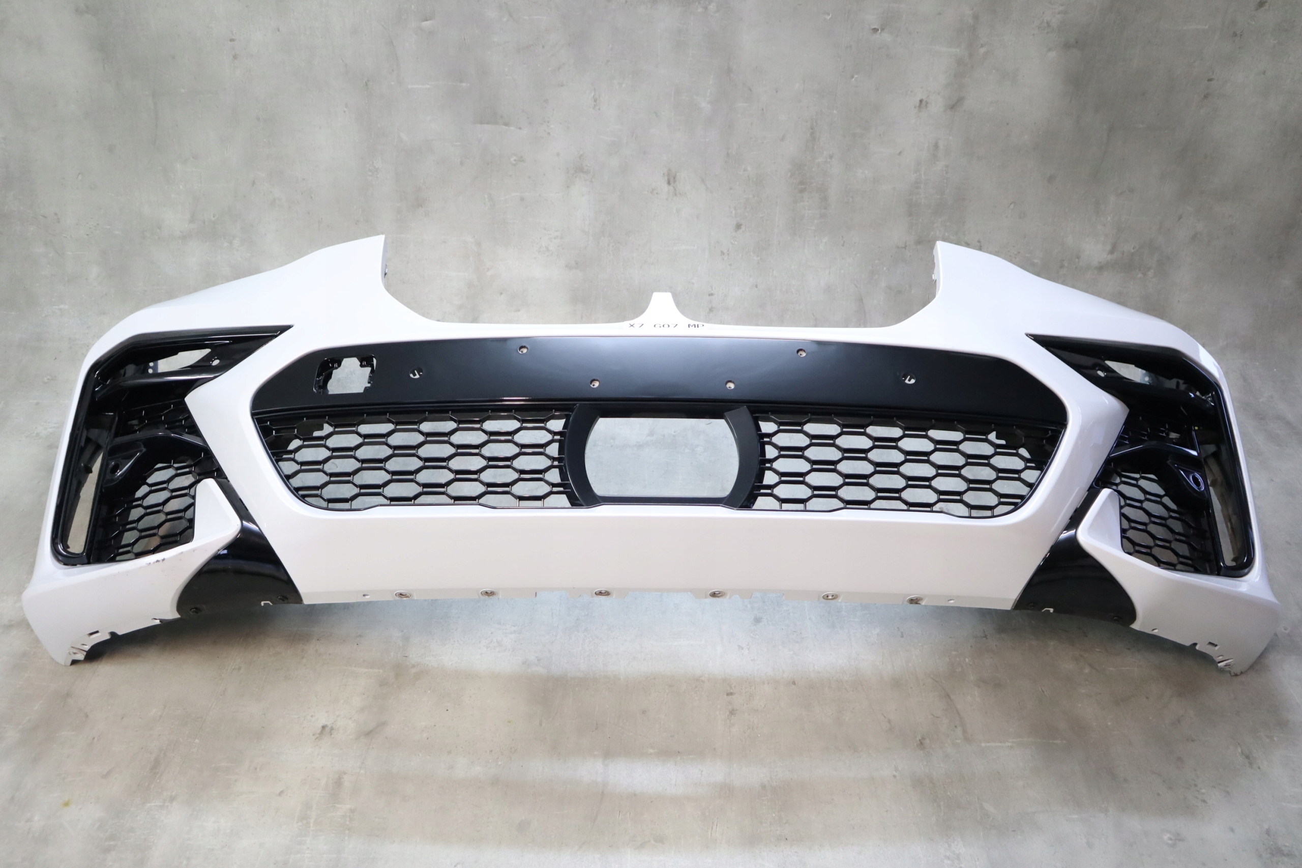 ZDERZAK BMW X7 G07 M PAKIET OTWORY NA HALOGENY NA PARK ASSIST NA RADAR ACC Numer katalogowy części BMVG07 M PAKIET  NA PARK ASSIST NA RADAR ACC