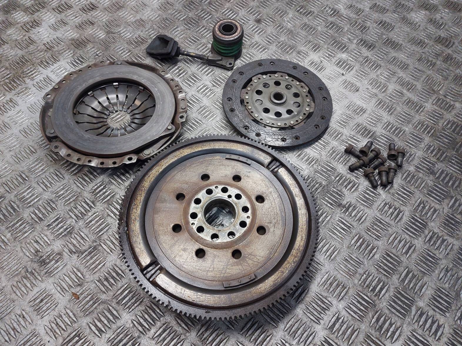 VOLANO USATO + disco + di pressione + LOZYSKO OPOROWE VOLVO V40 e 9181056-B