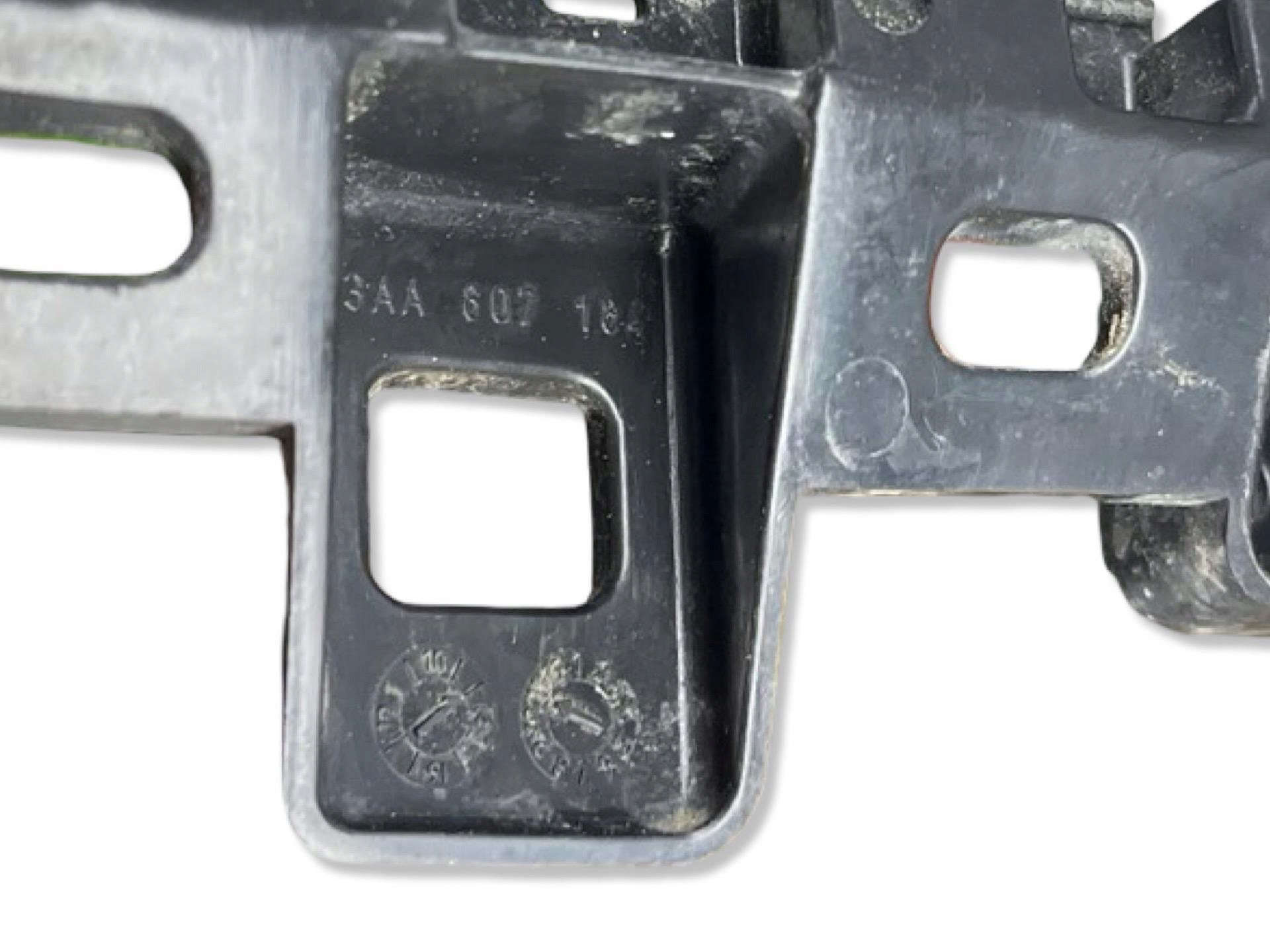 support holder of a bumper front right side Volkswagen Passat B7 2012