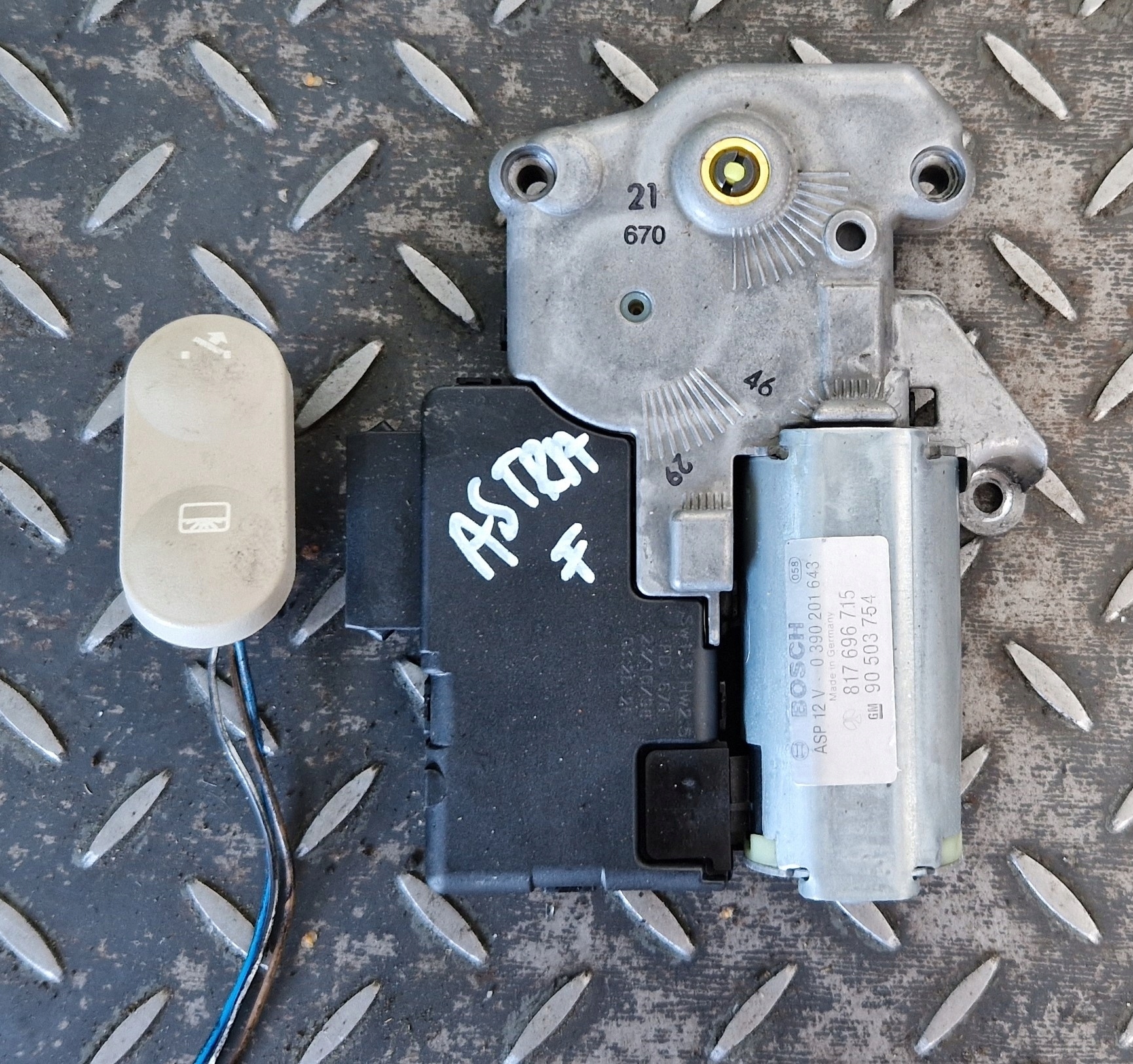 0390201643 - ПЕРЕМИКАЧ ЛЮКА ДВИГУНА OPEL ASTRA F