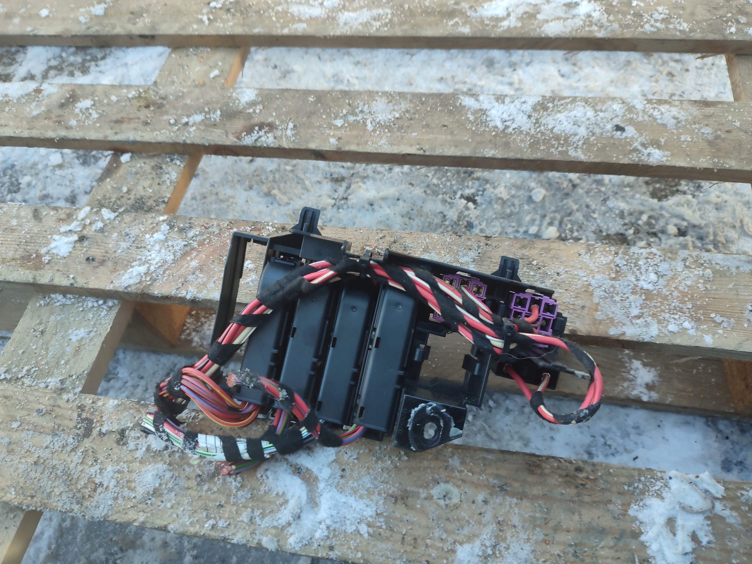KOSTKA Spina ZLACZE nero AUDI 8A0937530