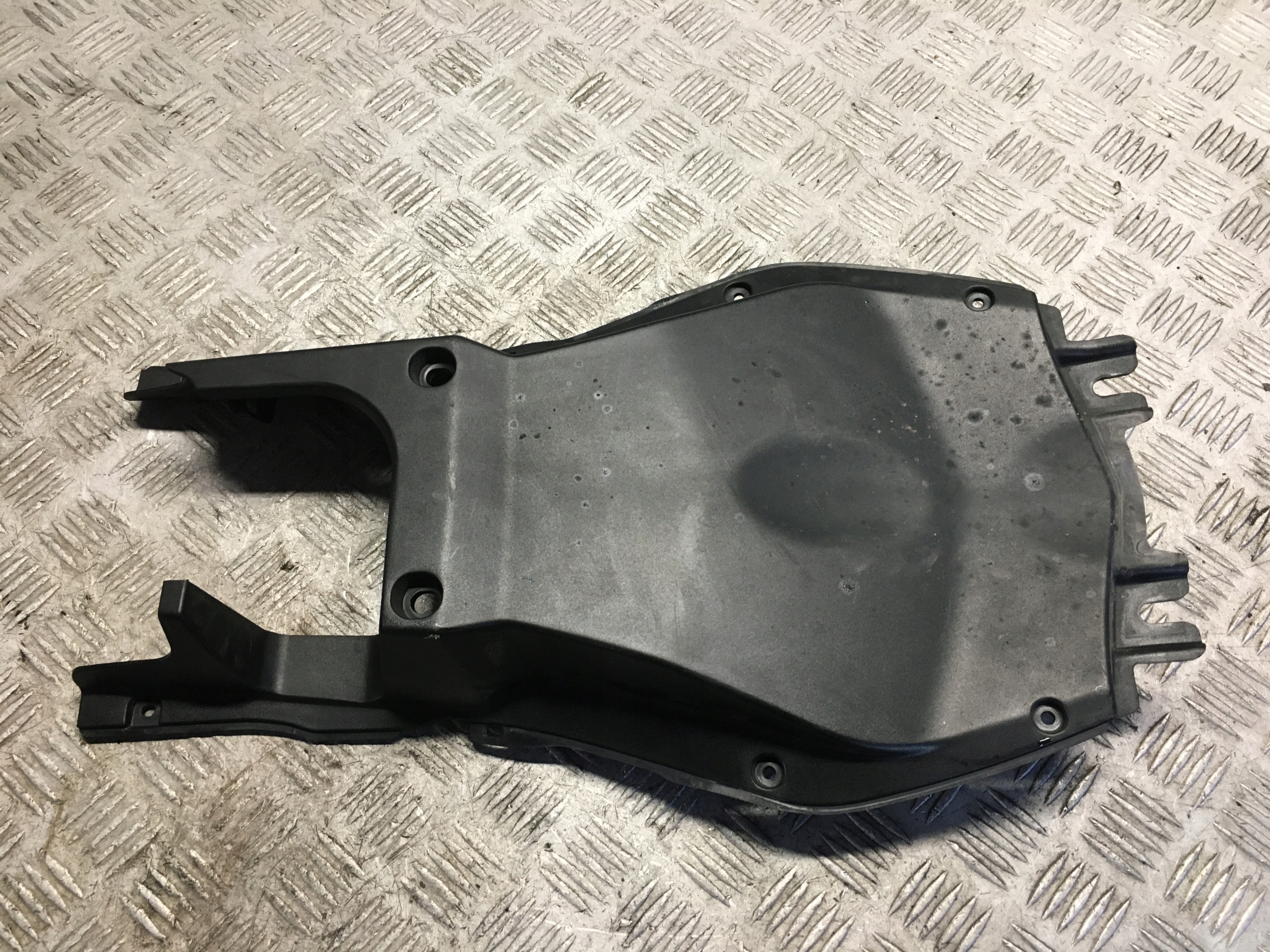 BAJAJ DOMINAR 400 ПЛАСТИК СПЕРЕДУ DT181007