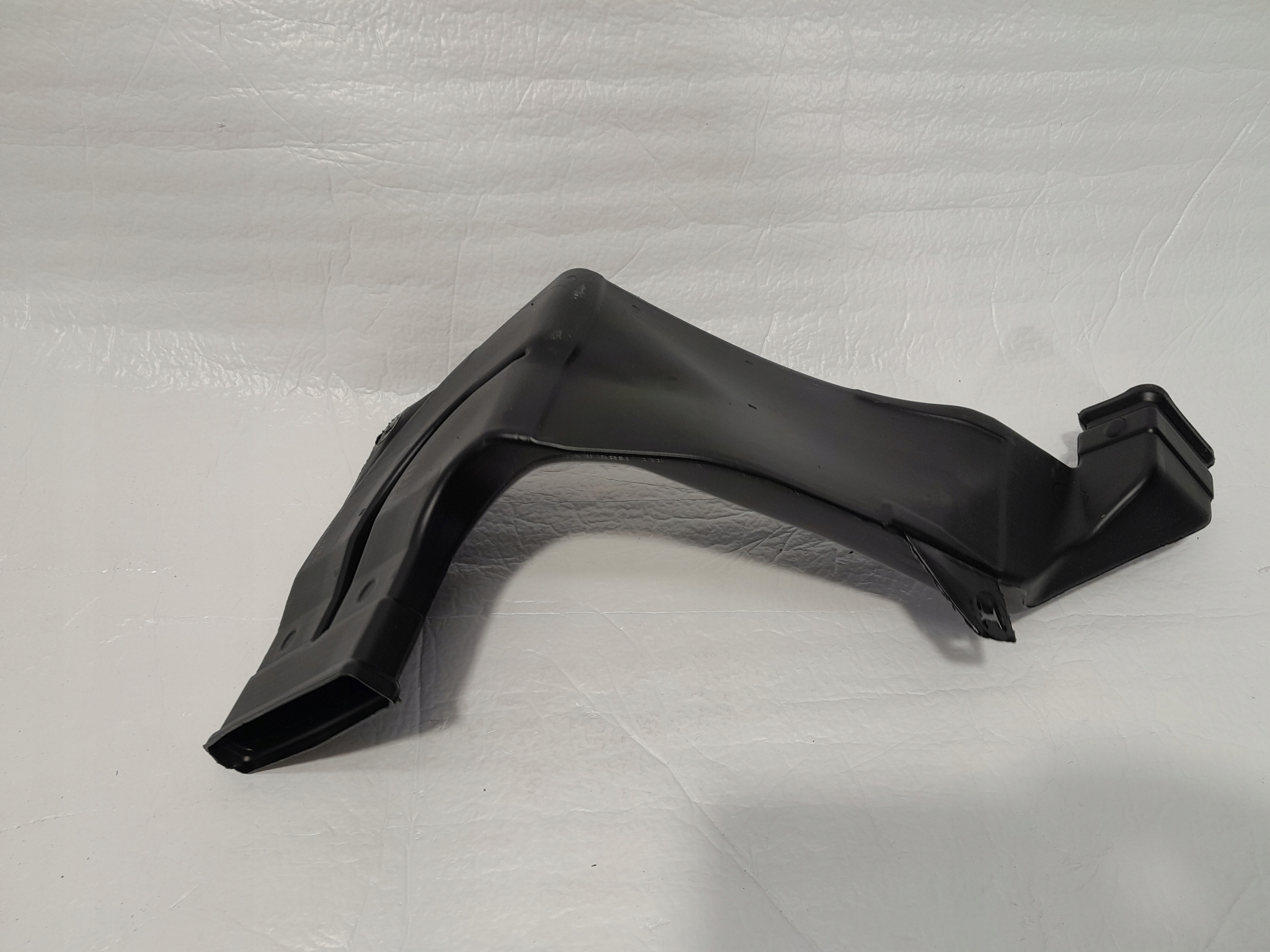 AUDI A4 B9 LIFT drain intake air right 8W0819806A