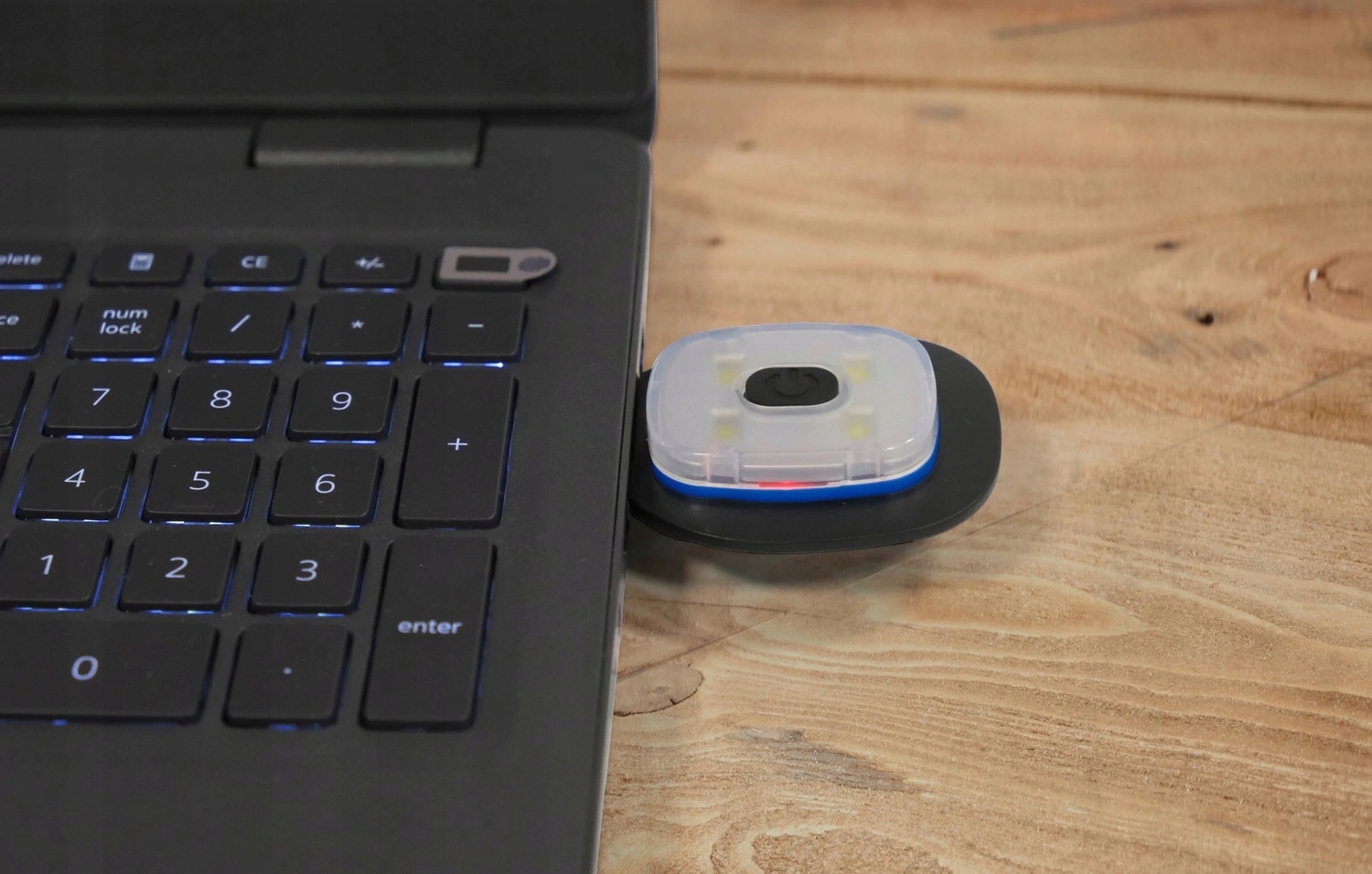 CZAPKA Z LATARKĄ LED USB BATERIA Neo Tools ZIMOWA Cechy dodatkowe diody