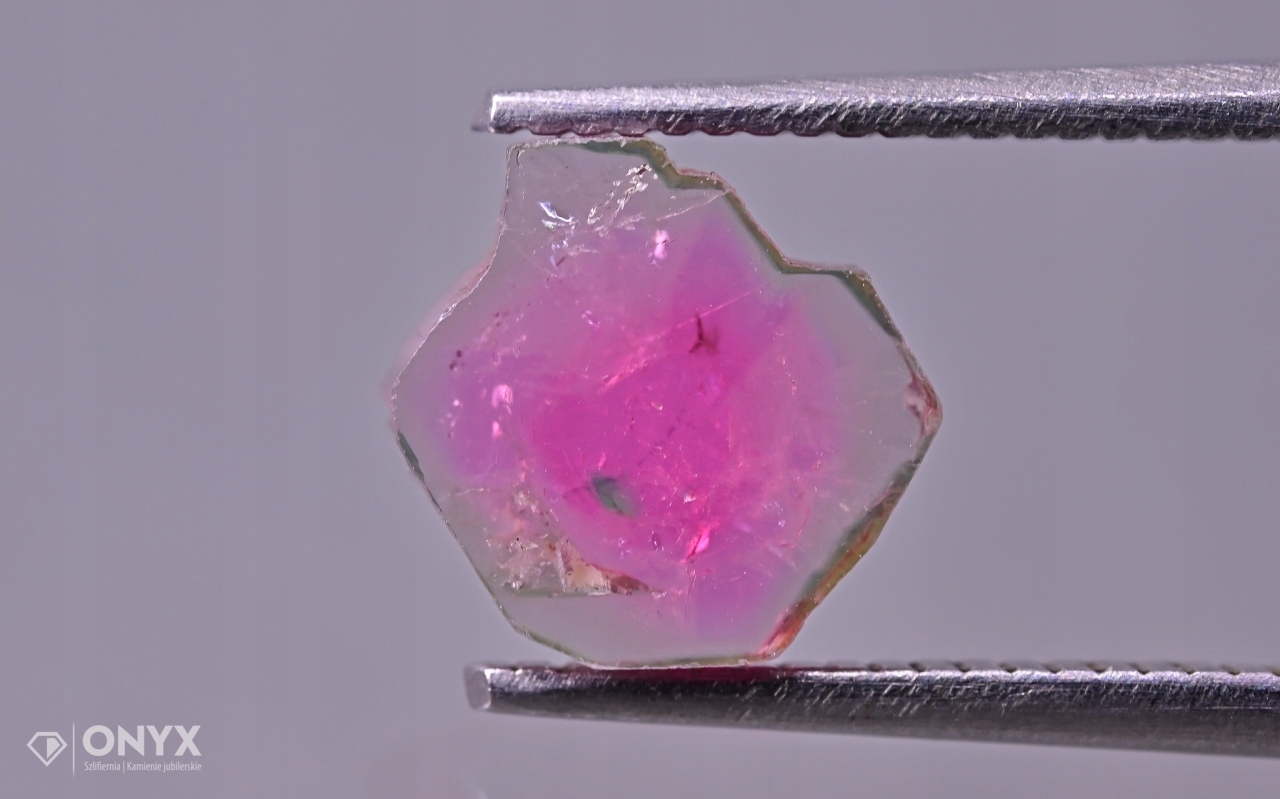 Turmalín deska nepravidelná 7,5x7,5 mm