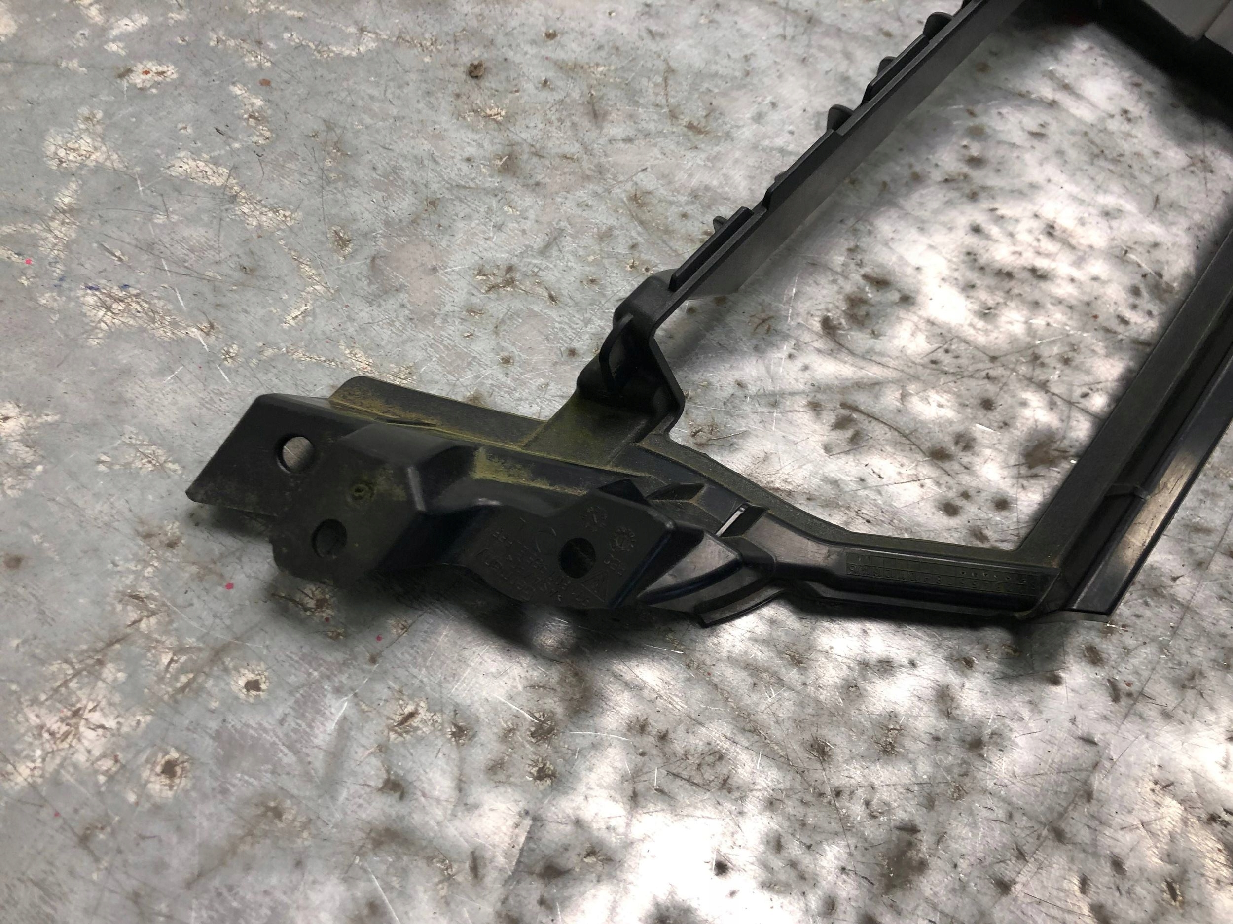 grid of a bumper left front PORSCHE PANAMERA 971807985E