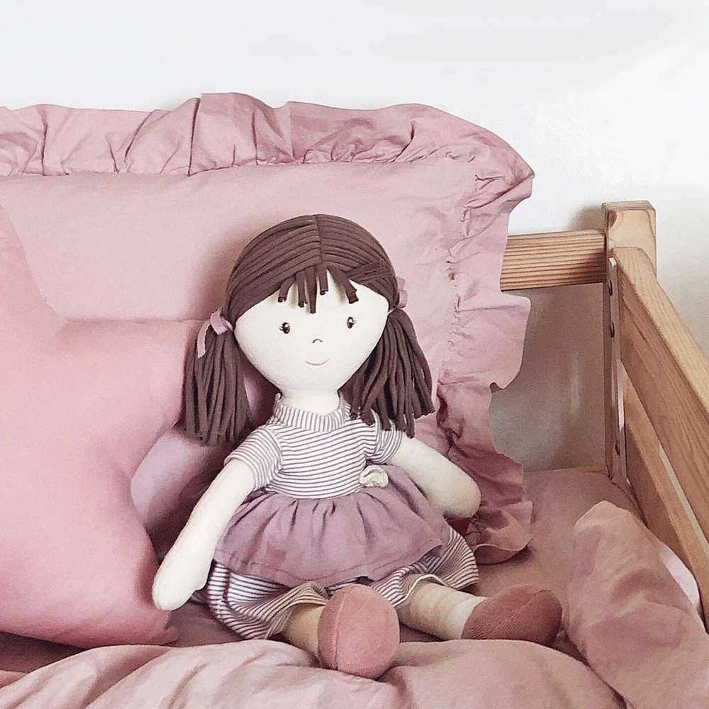 Bonikka All Natural látková bábika Neva modré šaty Vek dieťaťa od 0 mesiacov