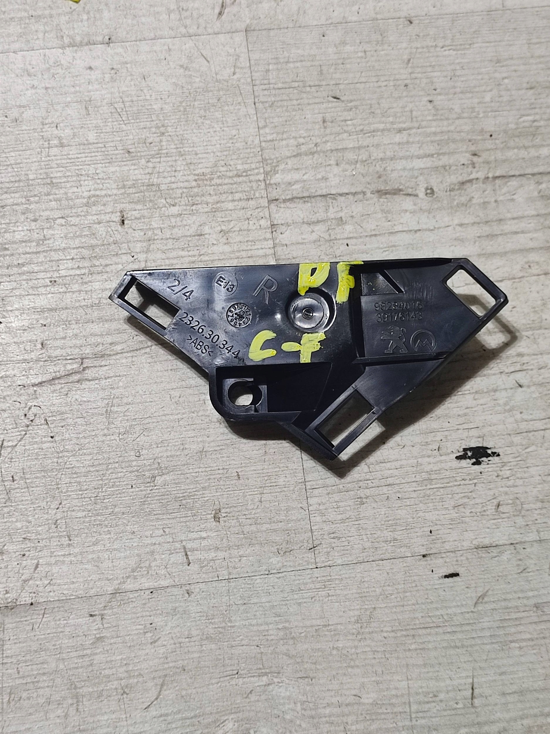 Opel Corsa F 2020 rear part side right holder bracket