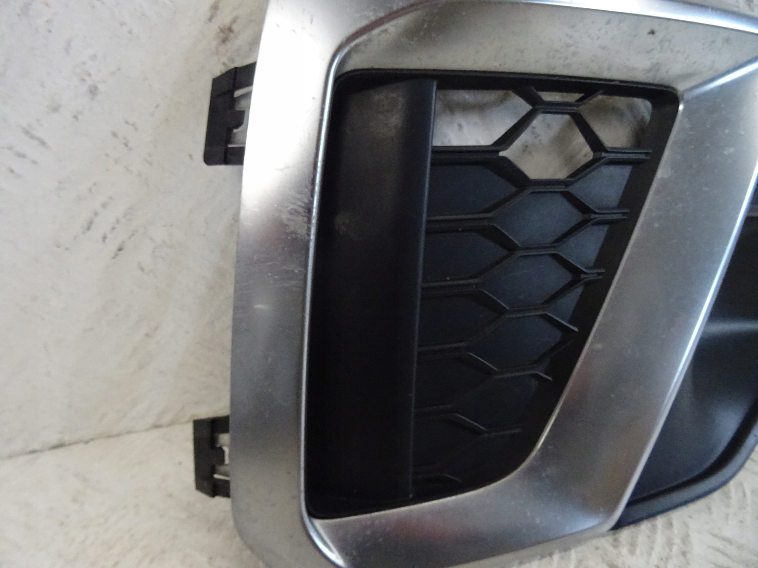 grid of a bumper front front right AUDI A4 B9 S-LINE LIFT 8W0807682AM