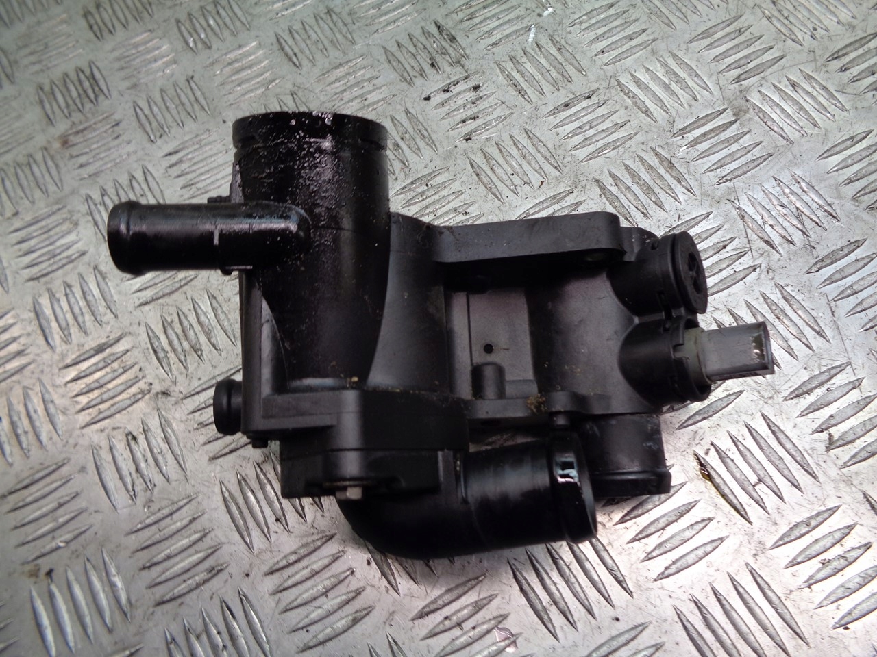 OBUDOWA TERMOSTATU VW POLO IV 1.4 032121111 Jakość części (zgodnie z GVO) O - oryginał z logo producenta pojazdu (OE)