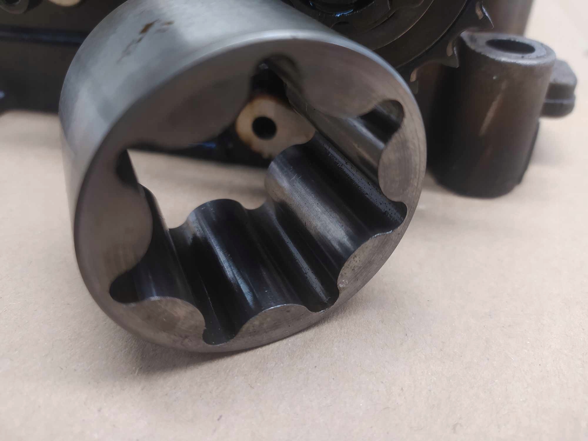 AUDI A4 B7 2.0 TFSI oil pump 06D103295E