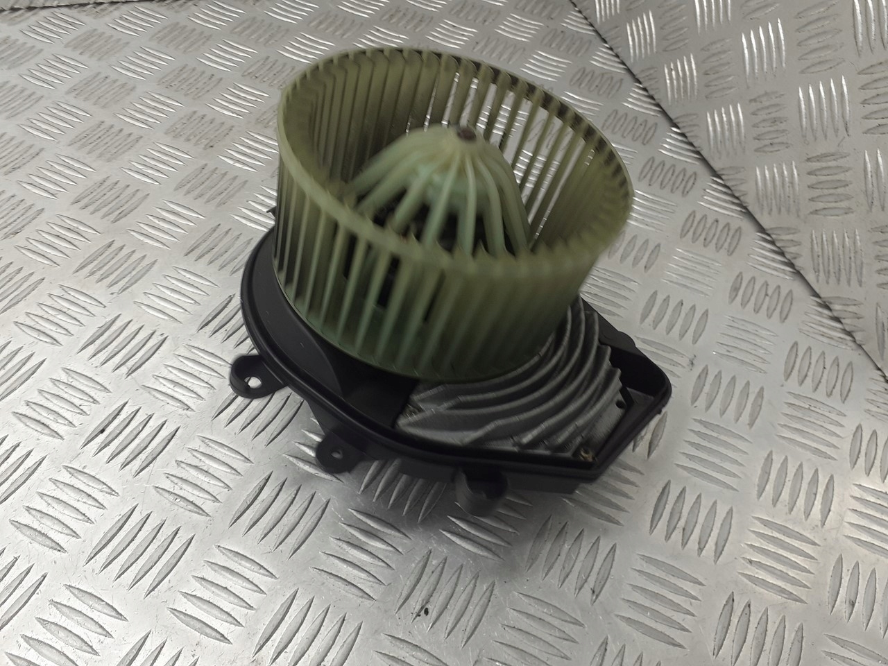 WENTYLATOR NAWIEWU VW PASSAT B5 8D1820021 Producent części Volkswagen