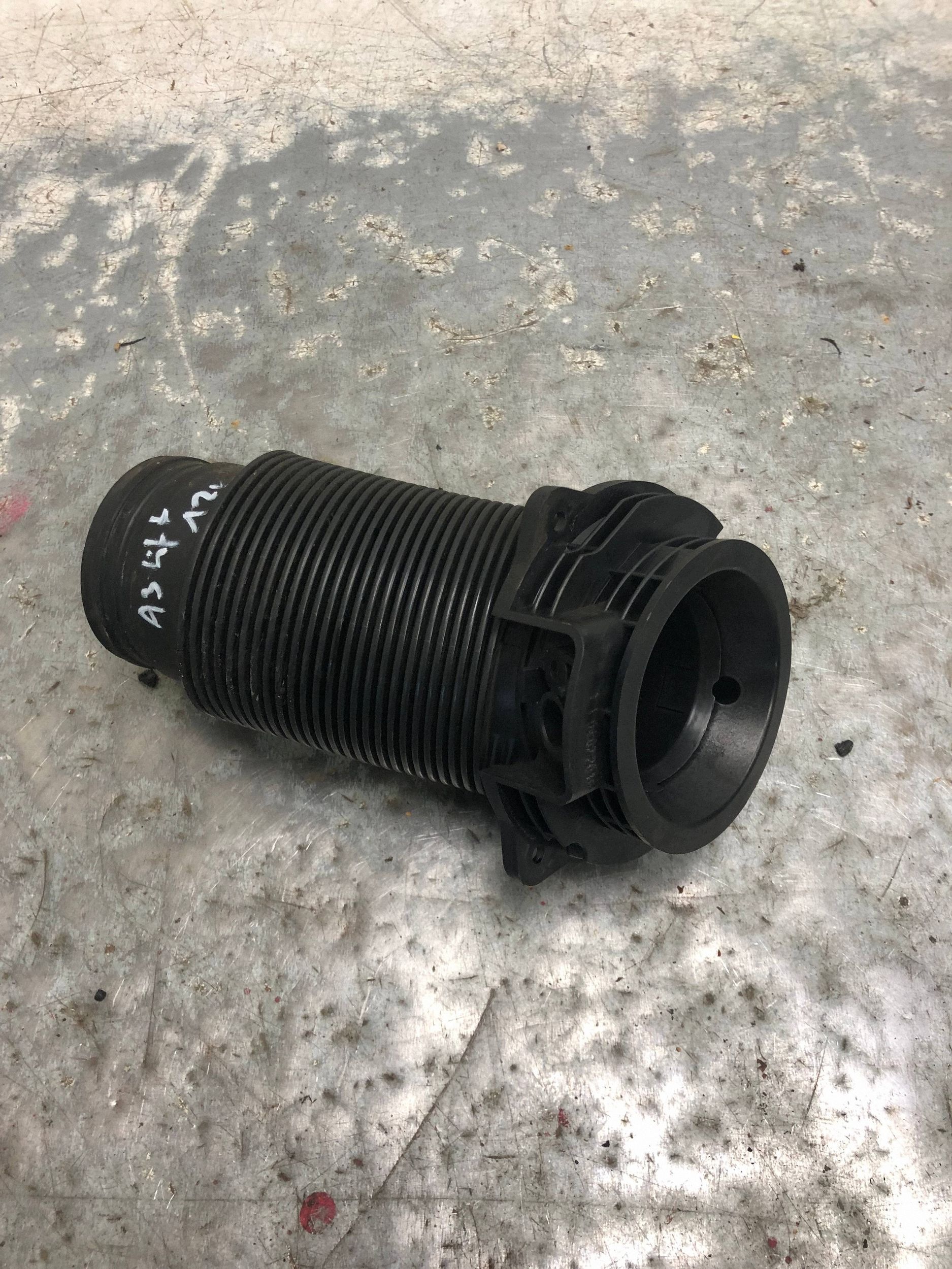 pipe air hose AUDI A3 8P LIFT 1K0129684AN