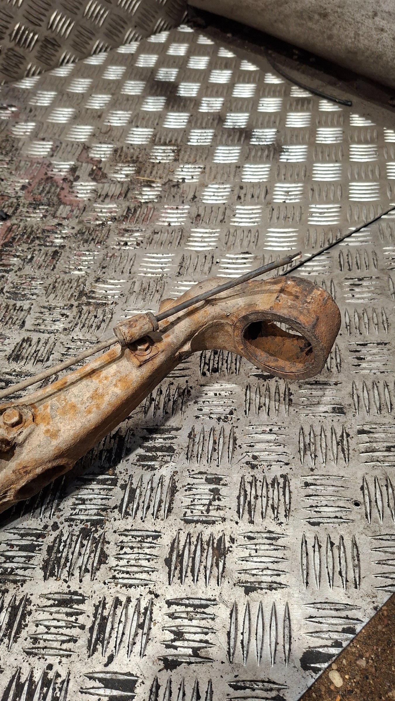 arm swing left rear part MAZDA TRIBUTE 2.3