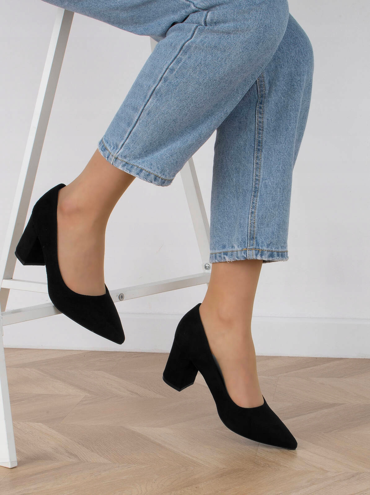 CZÓŁENKA NA GRUBYM SŁUPKU CZARNE W SZPIC SZPILKI 38 Płeć kobieta