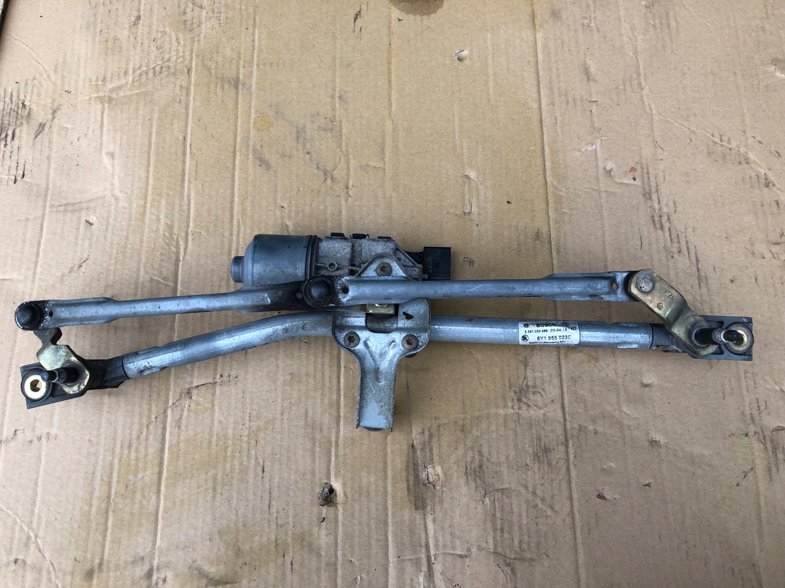 MECHANIZM WYCIERACZEK SKODA FABIA I VW POLO 9N Producent części Skoda OE