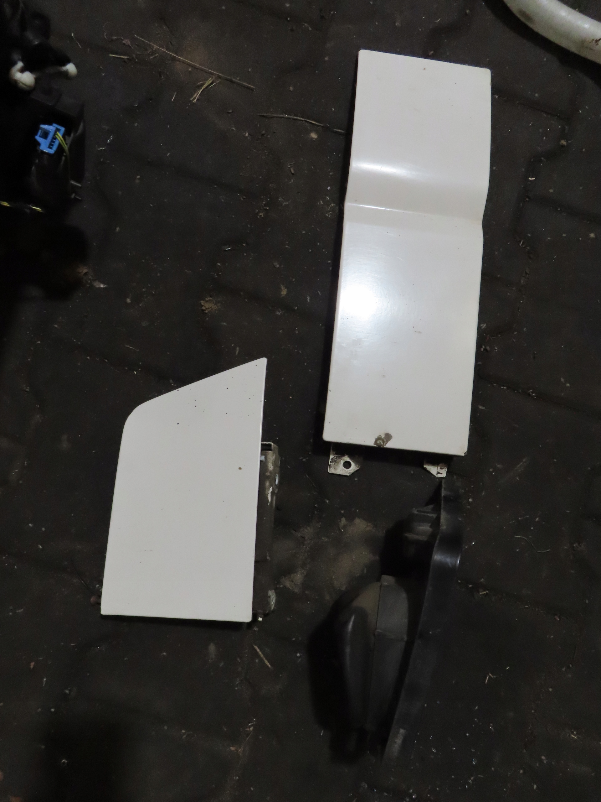 VW T5 FL Klapka wlewu paliwa LB9A