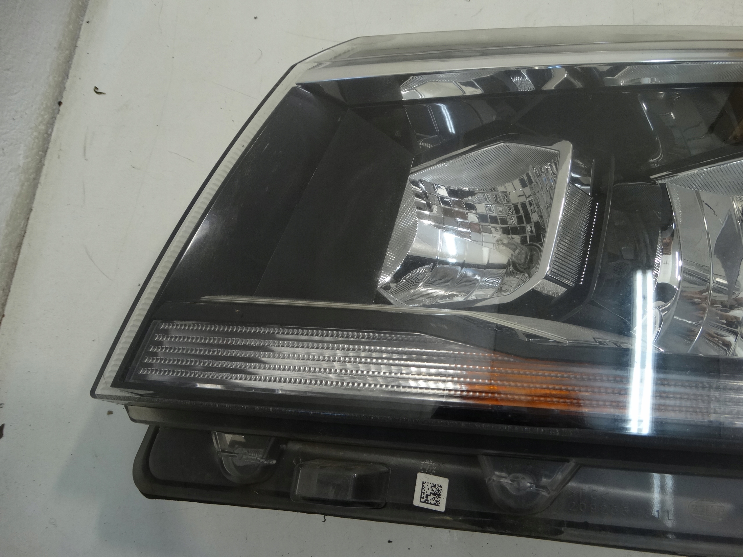 REFLEKTOR light left front VOLKSWAGEN CRAFTER II 17R.- HELLA 7C1941005