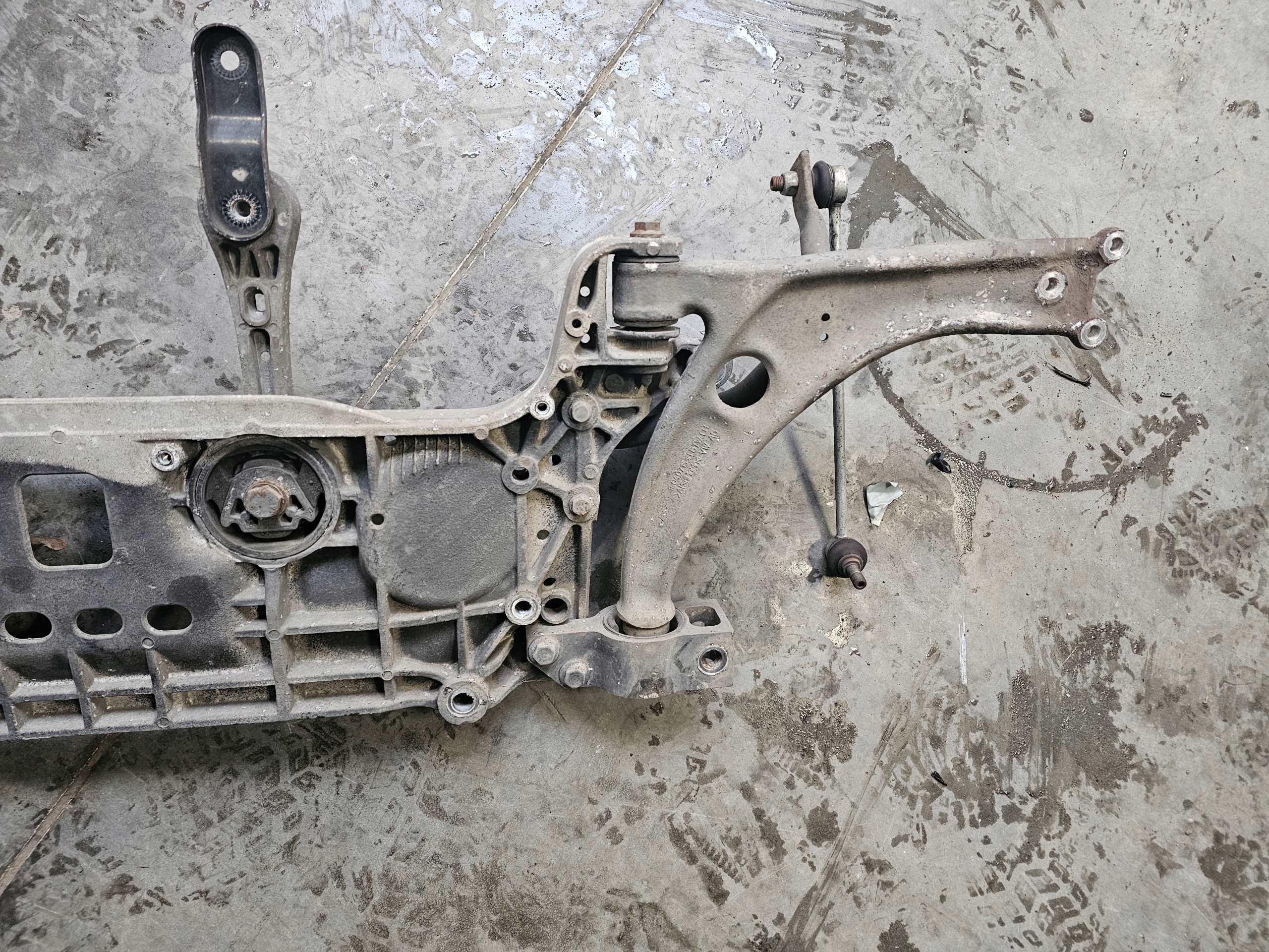 VW PASSAT B7 10-14r axle beam subframe of the engine front 7N0199369A