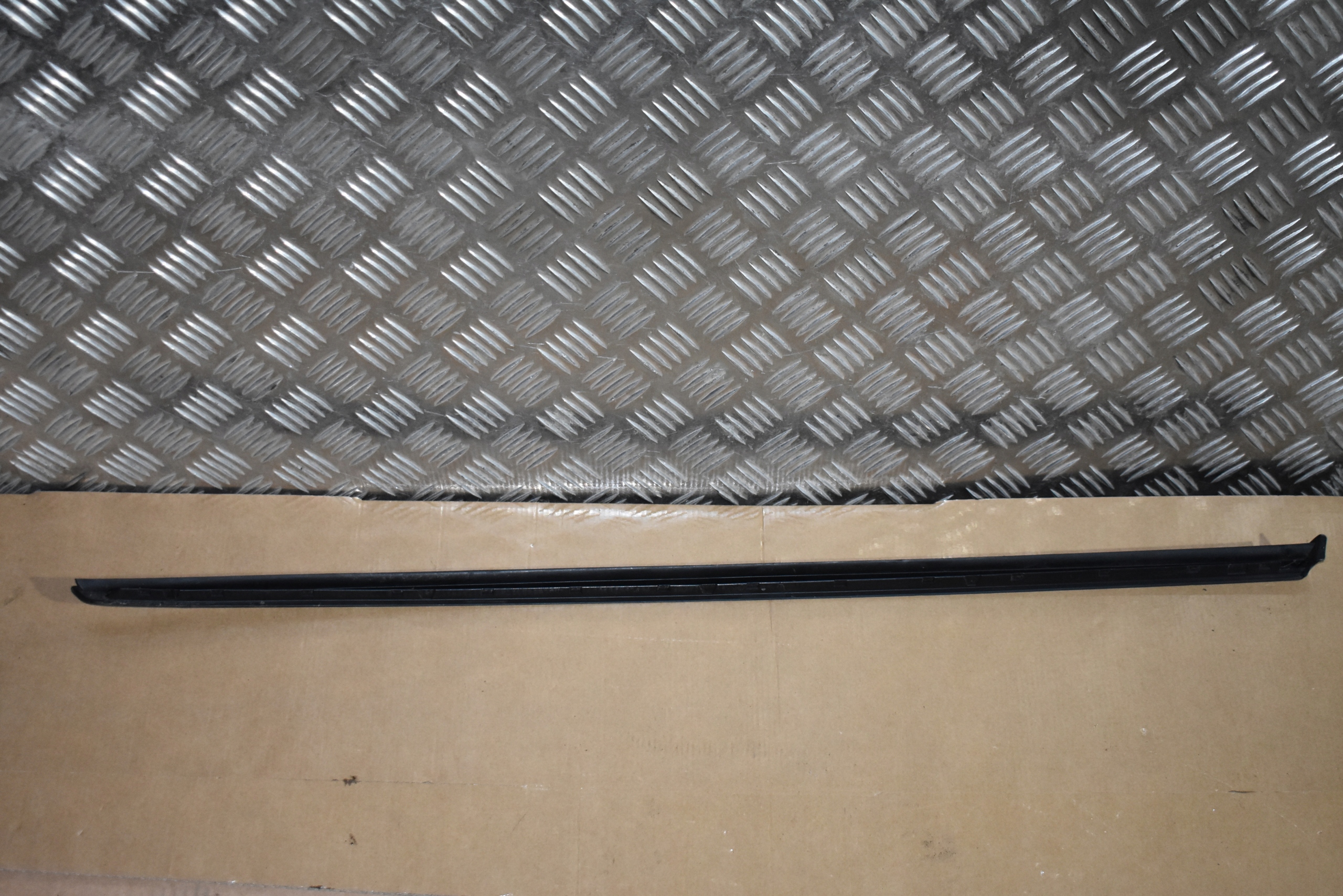 IDEALNA moulding left windows front PRZEDNIEJ LAMBORGHINI URUS 1