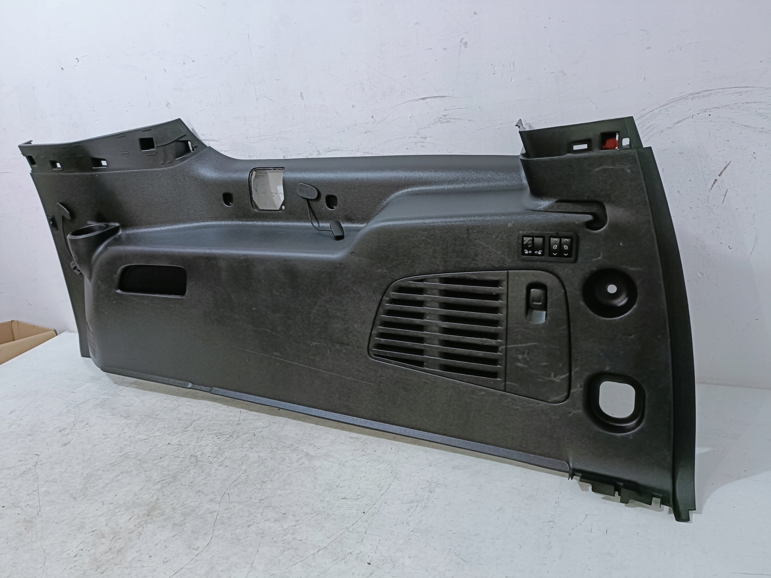 CADILLAC ESCALADE IV 15- boot upholstery right 23220884