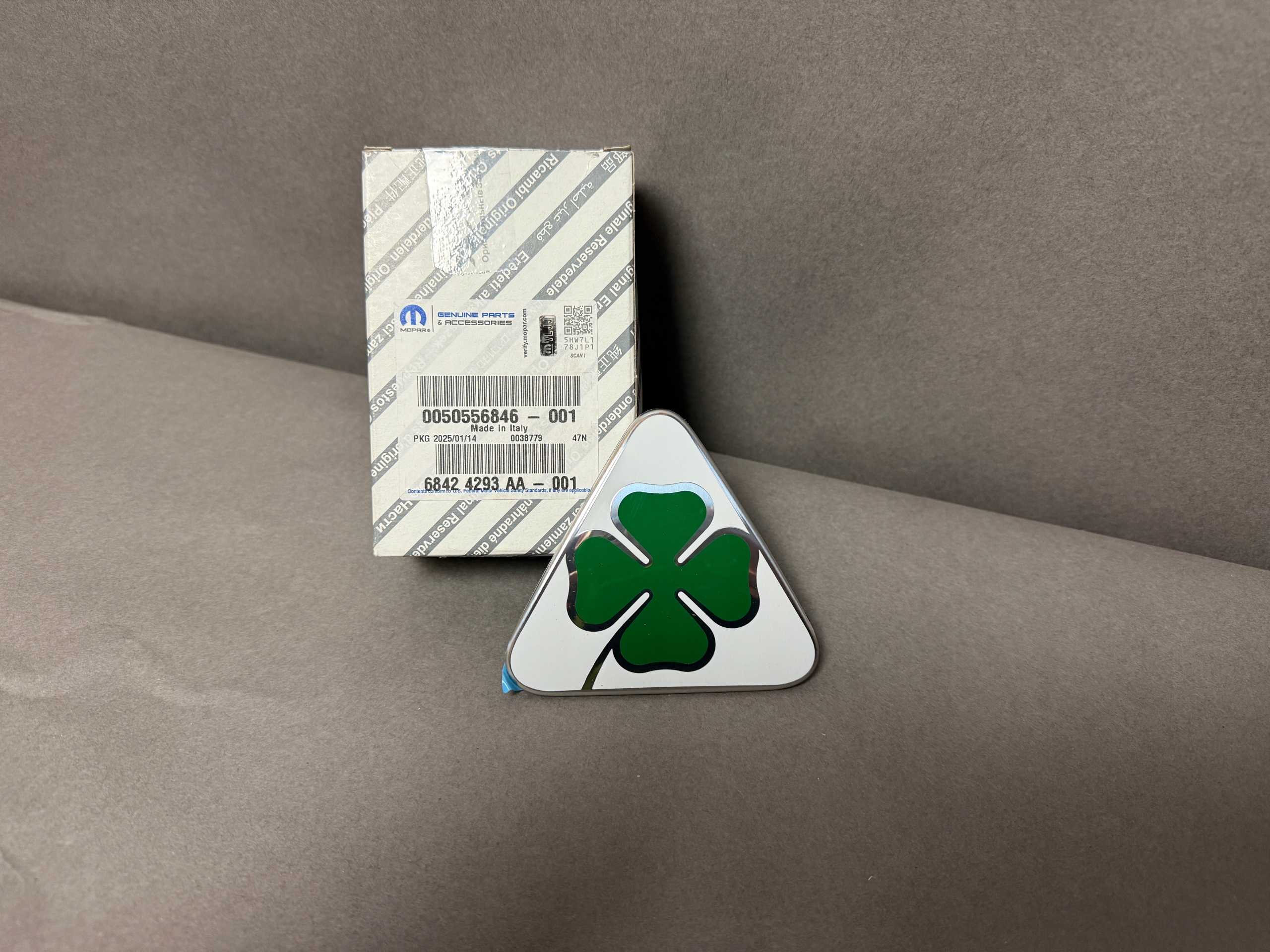 Logo emblém na pravý blatník Alfa Romeo Giulia Quadrifoglio ďatelina