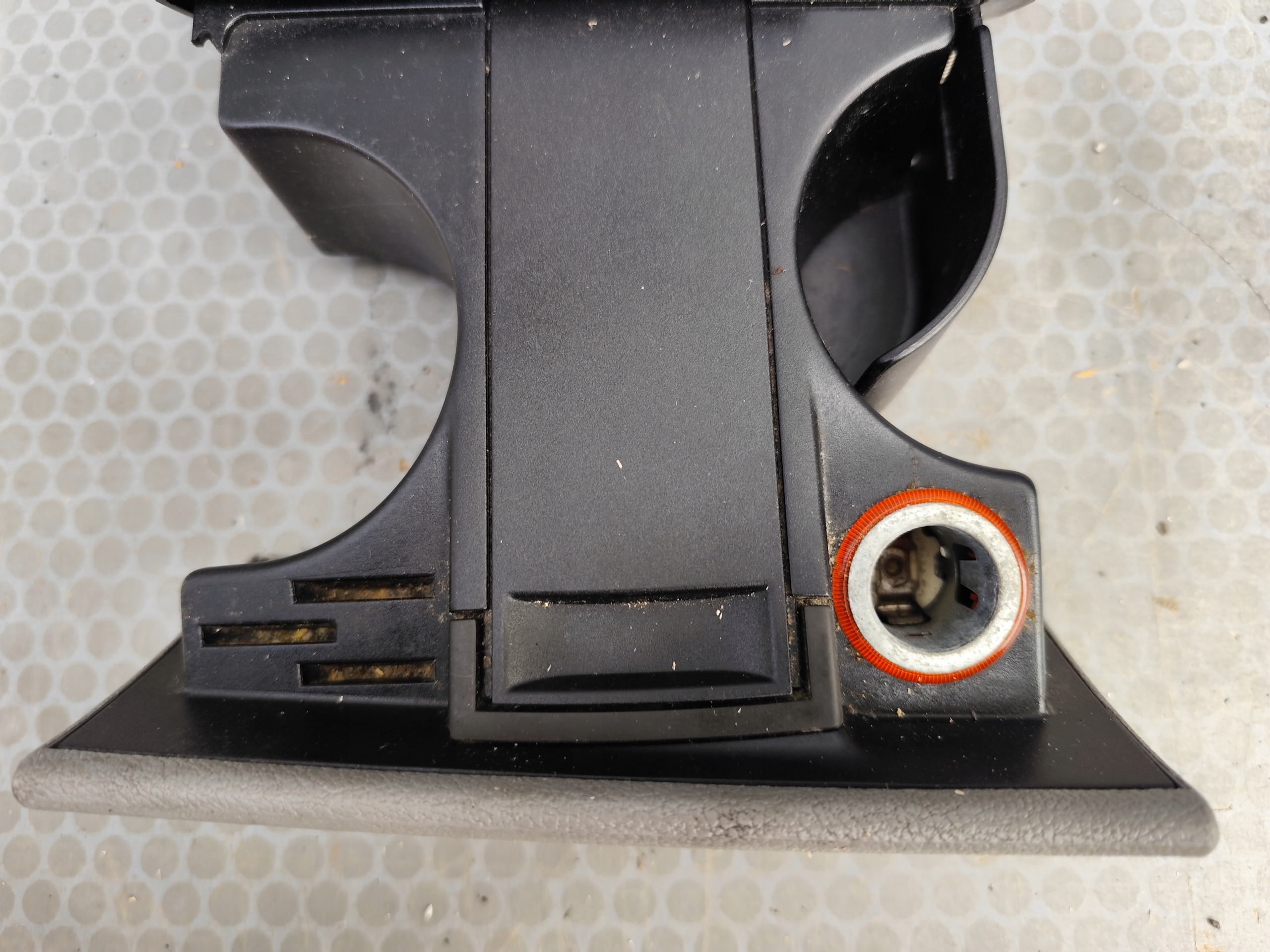 VW T5 PODWOJNY bracket for KUBKI/ damaged