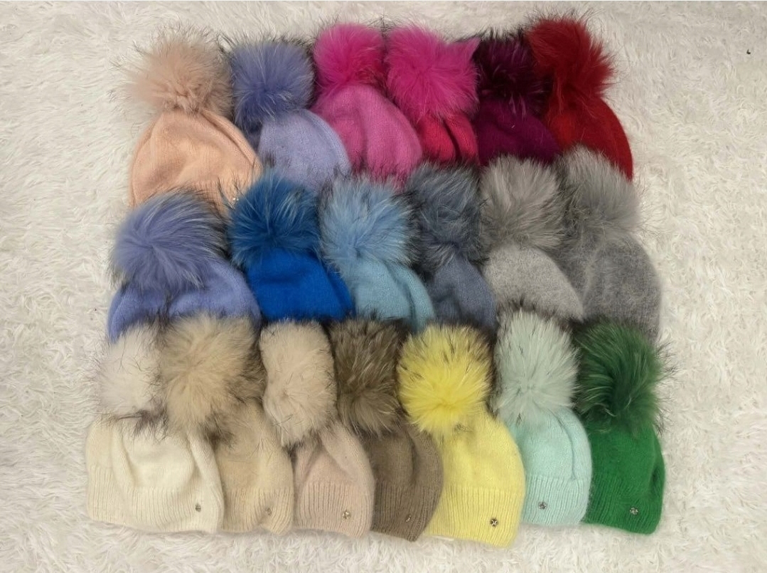 Jednoduchá Čepice s přírodním bambulem 60 % Angora!