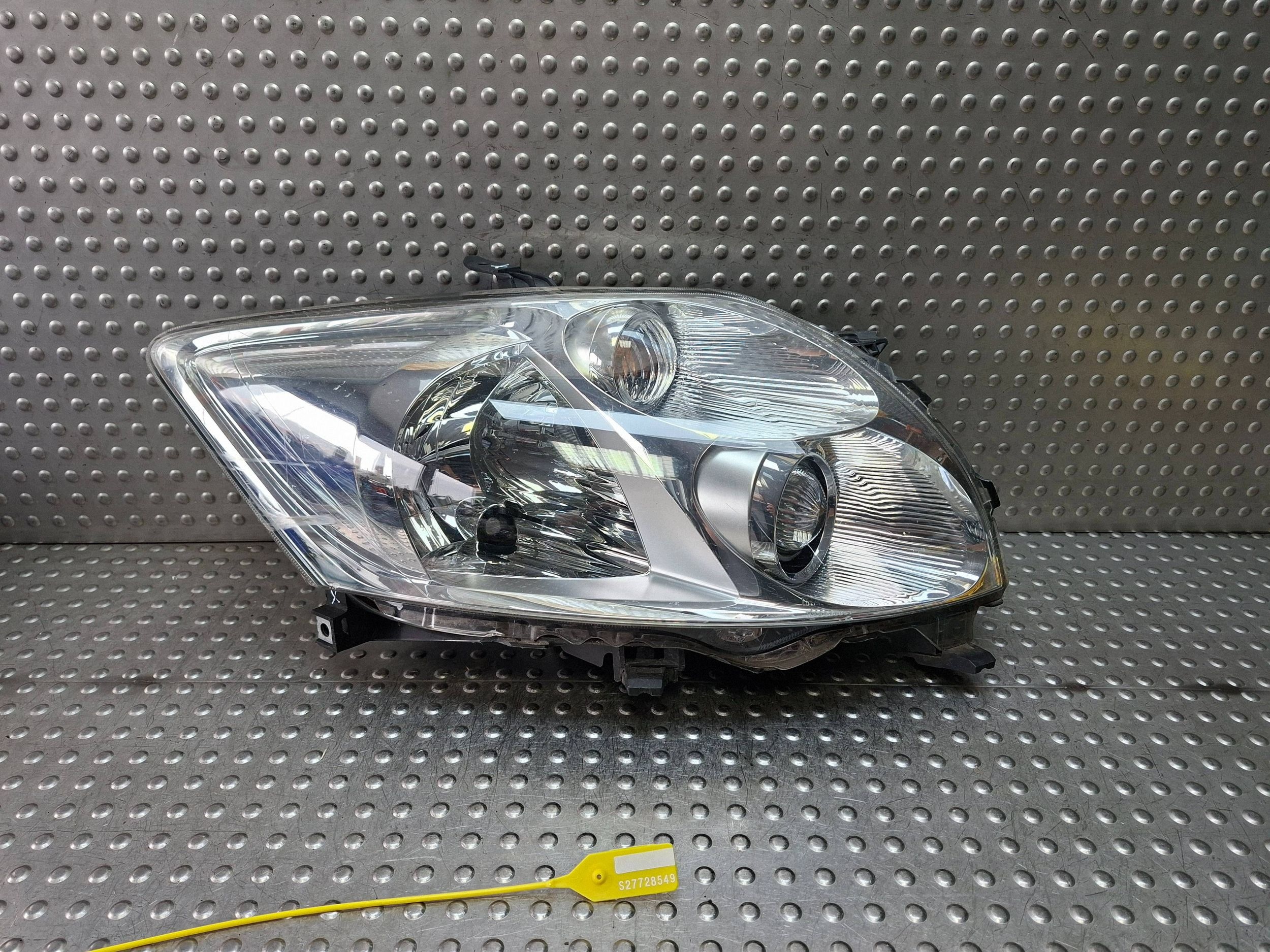 light front right TOYOTA AURIS and 06-09 EU 81110-02470