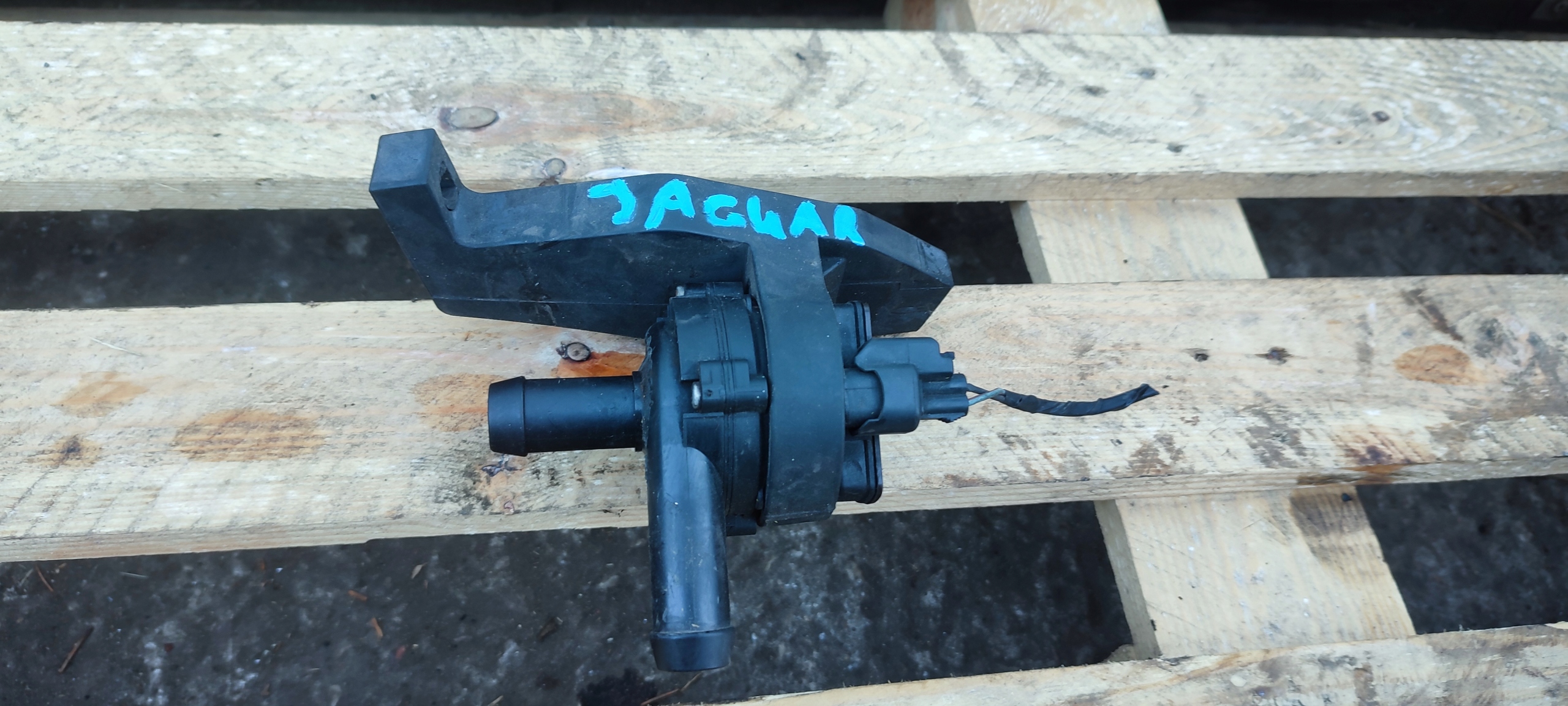 supplementary water pump jaguar xf and X250