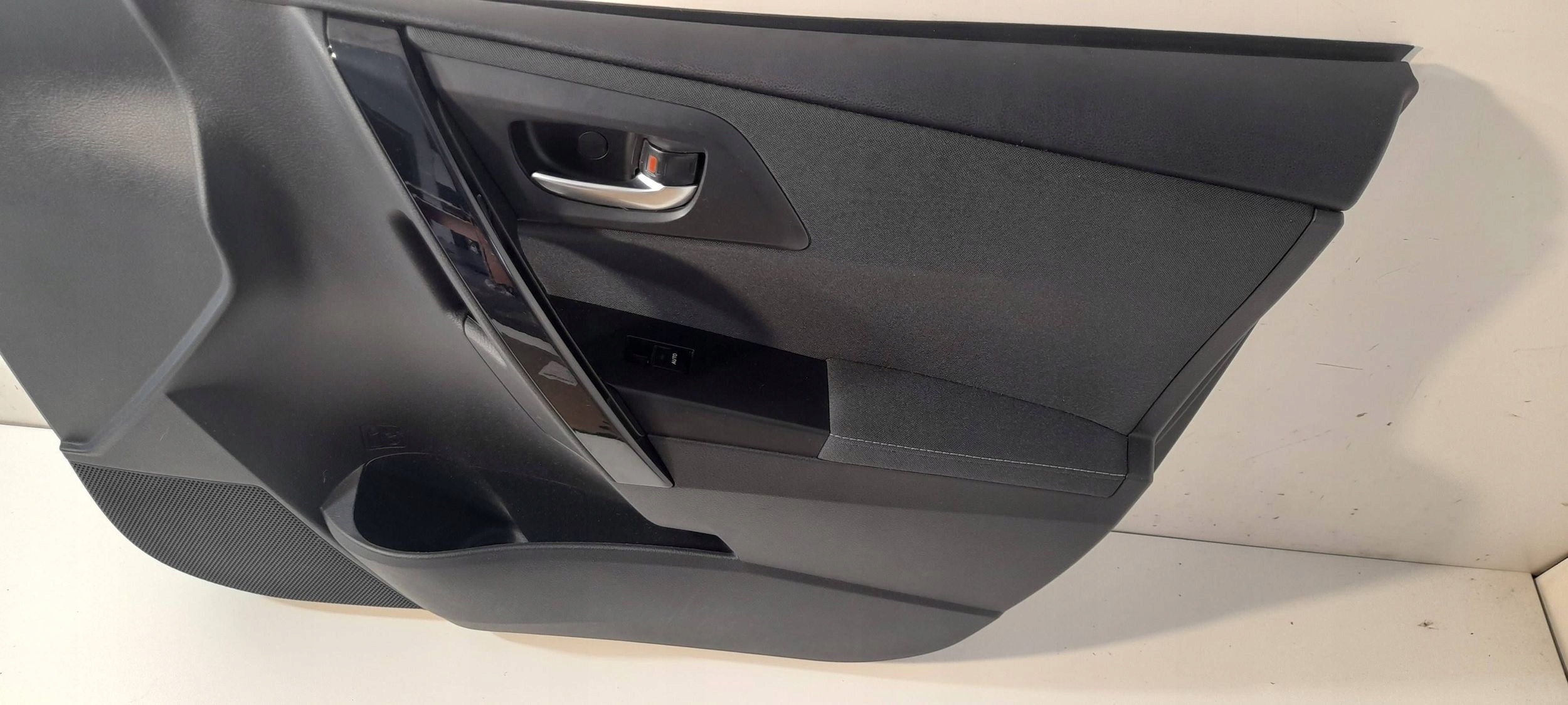 Toyota Auris E18 side door front right 6777702300 (ET188)