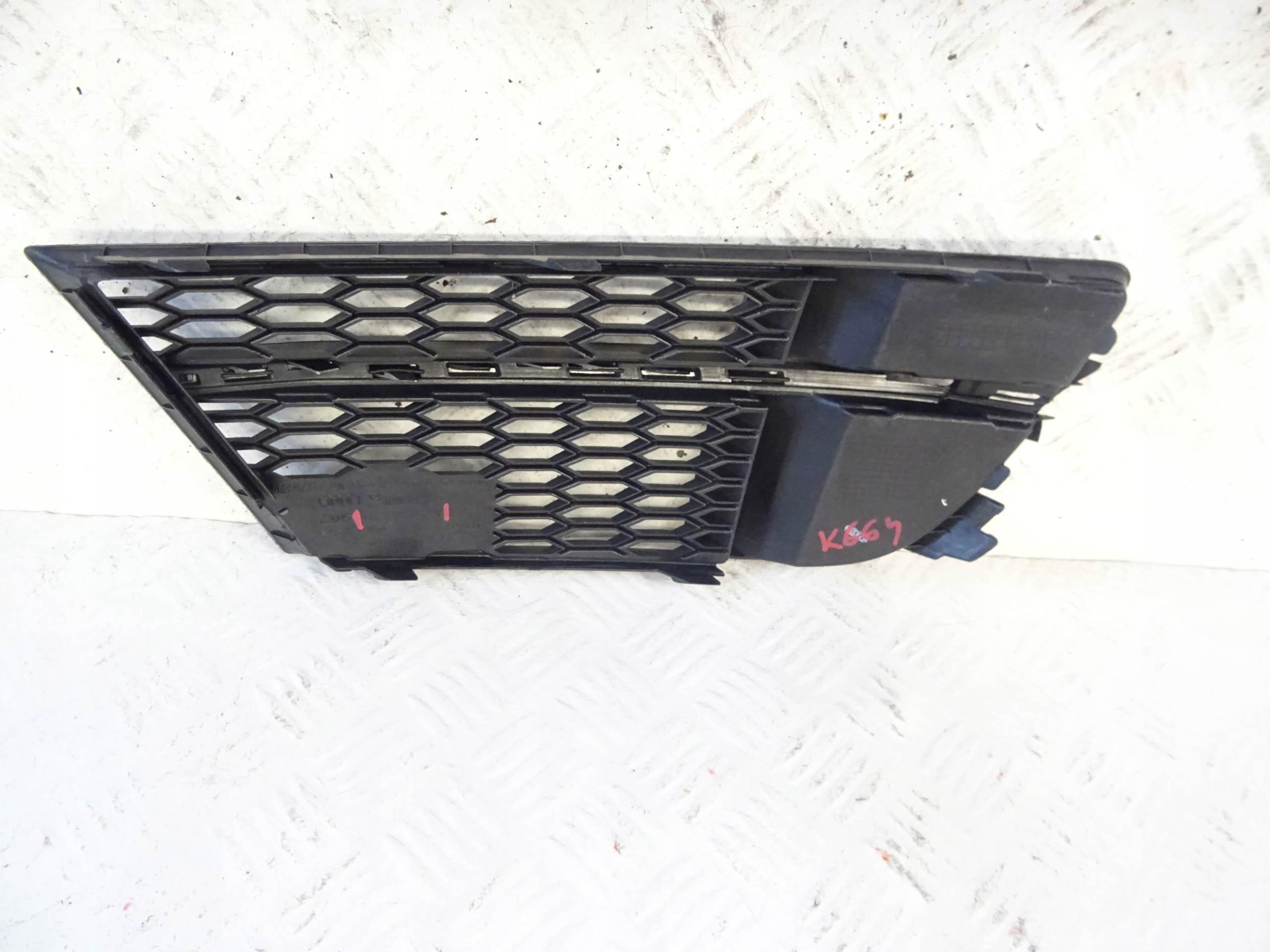 grid of a bumper front front left AUDI A3 8V LIFT 8V3807681AE