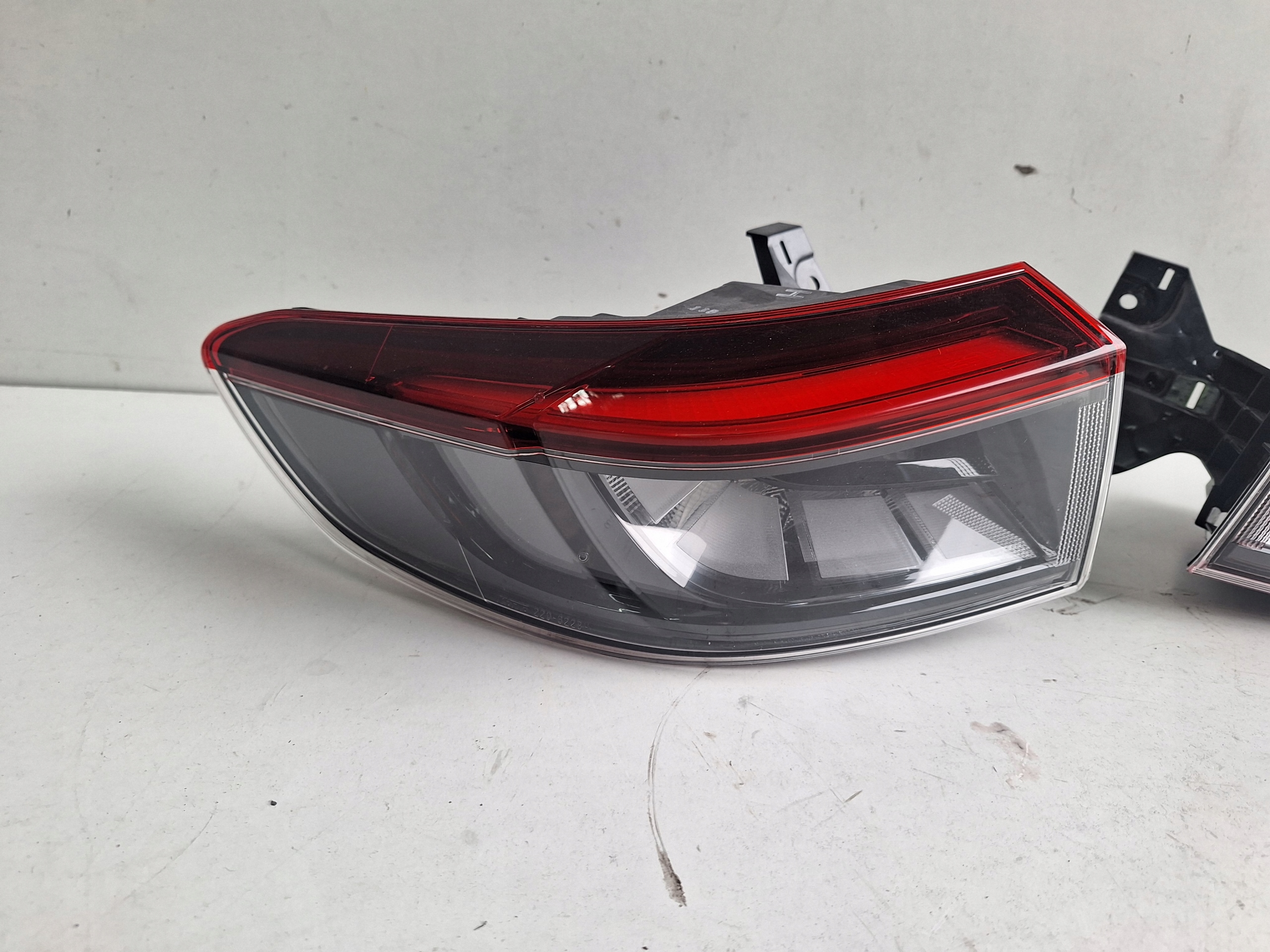 HONDA HR-V III 22-> light rear part left LED