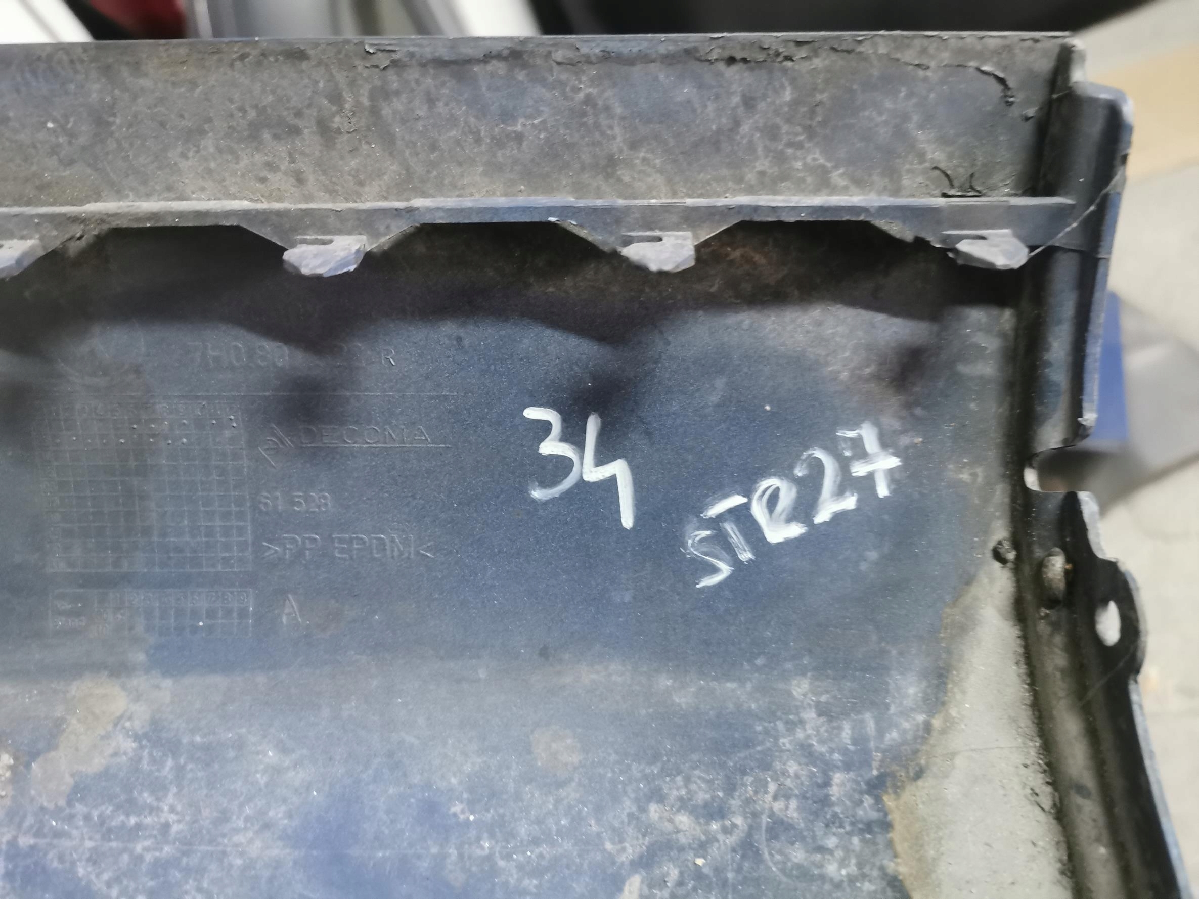 Ecke der Stoßstange unter LAMPE rechts heck VW T5 7H0807322