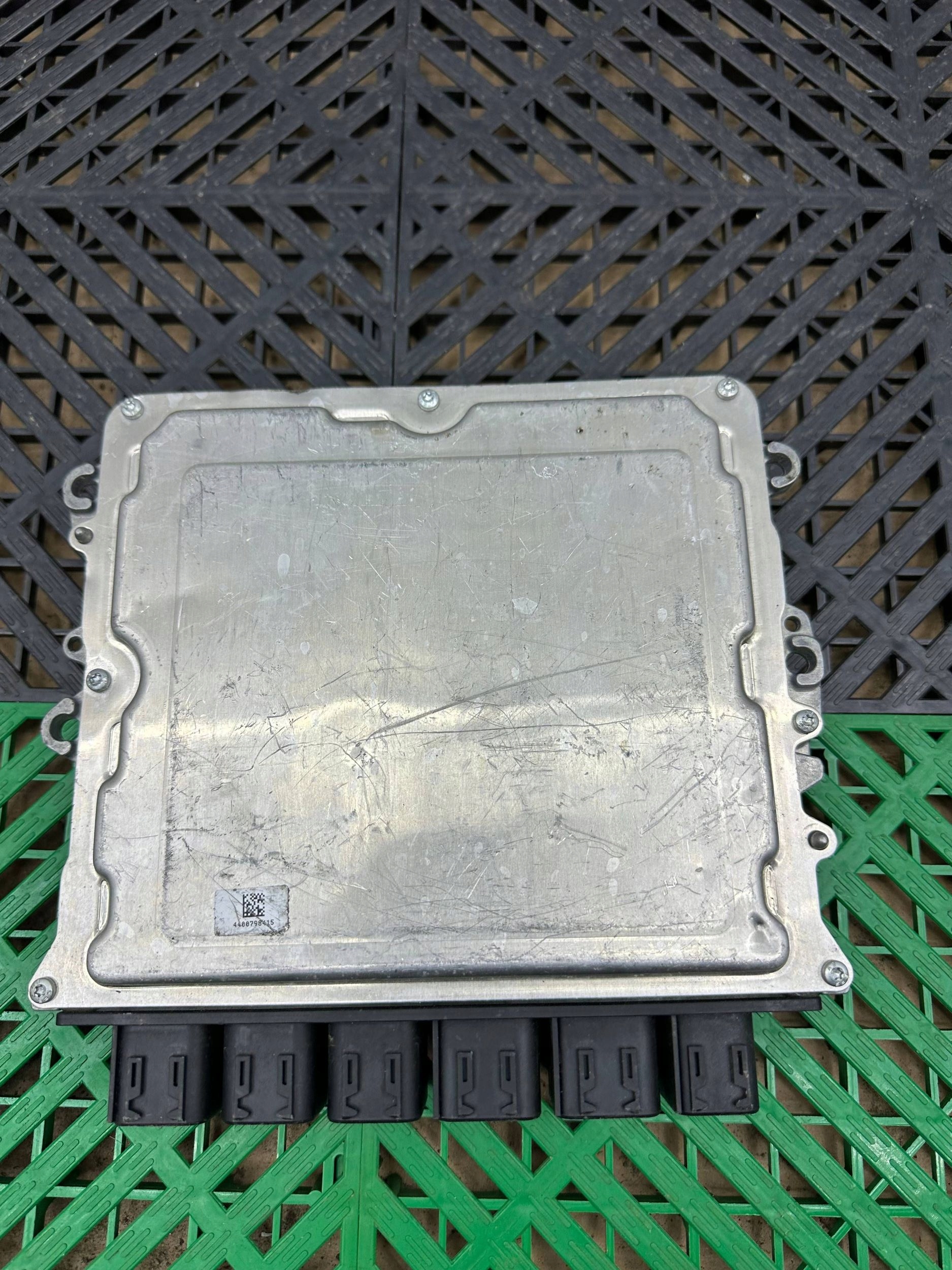 control unit of the engine BMW 5 G30 G31 G38 8476035