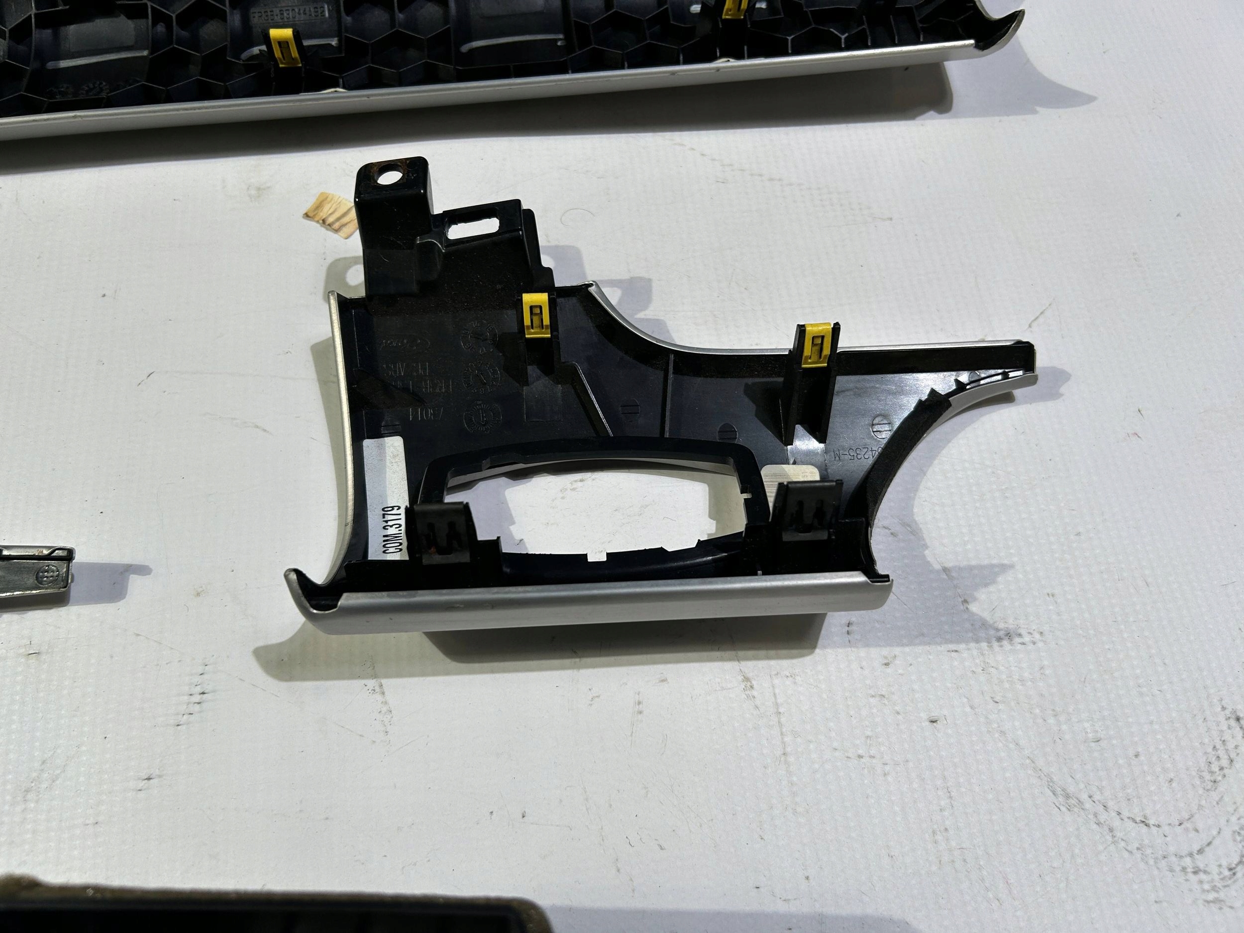 mouldings dekory konosoli of the dashboard instrument panel frame kokpitu Ford Mustang 2015
