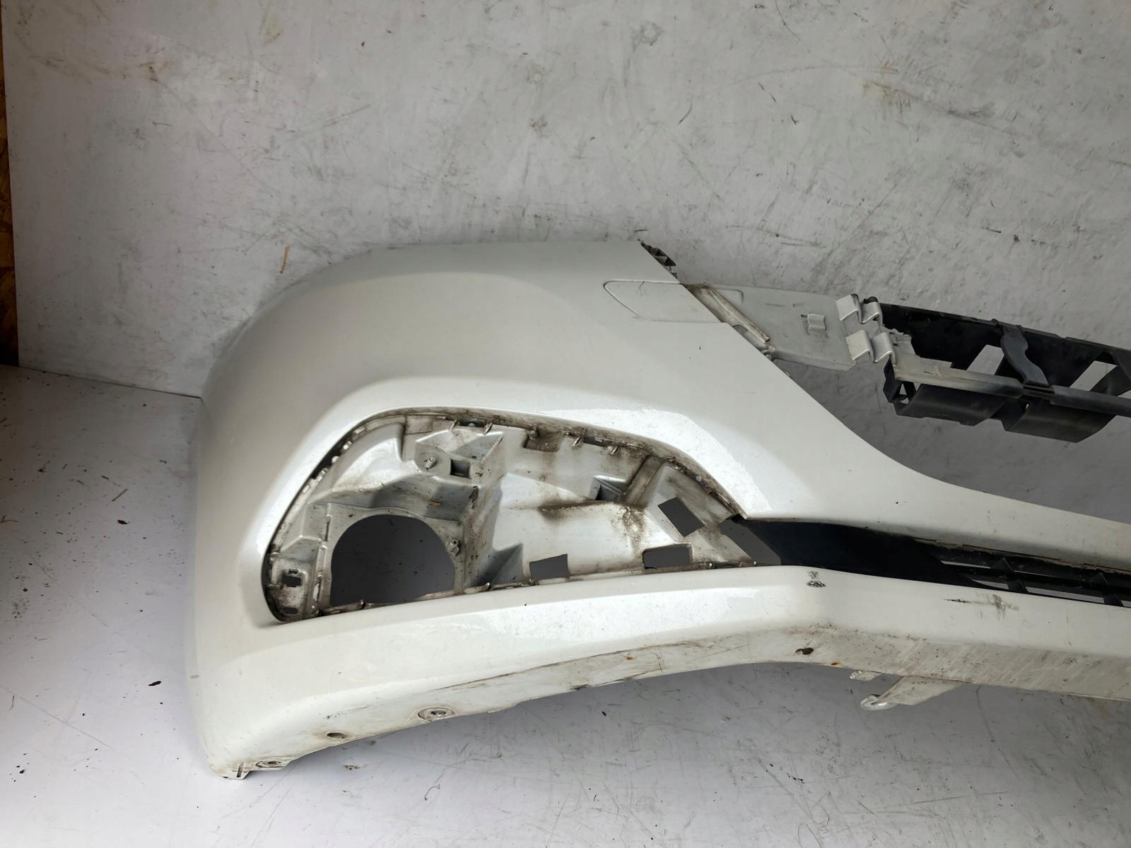 nárazník mřížka předek PEUGEOT 208 LIFT EFCD BIALA PERLA