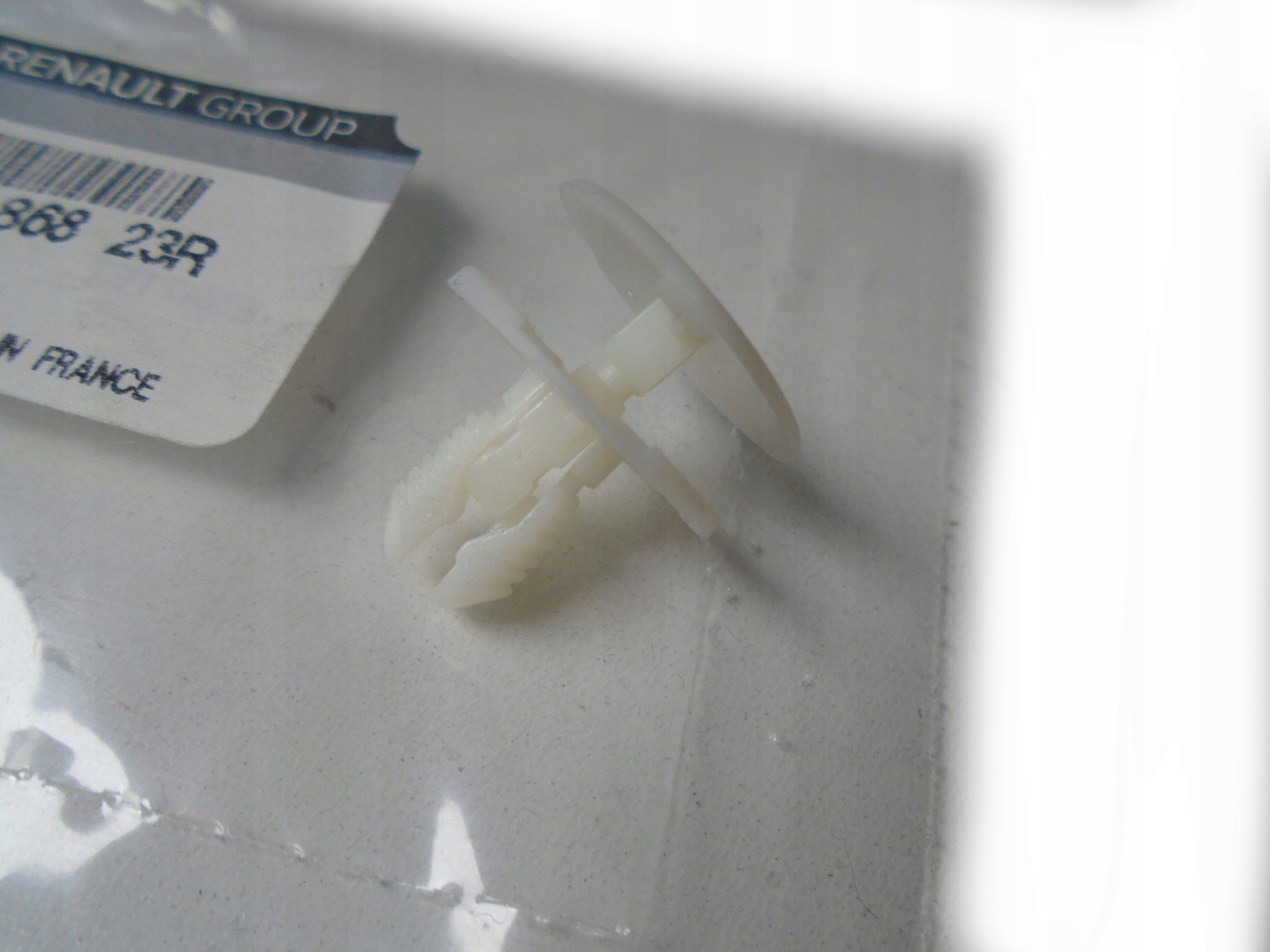 Spinka kołek listwy klapy Renault Numer katalogowy części 908B86823R