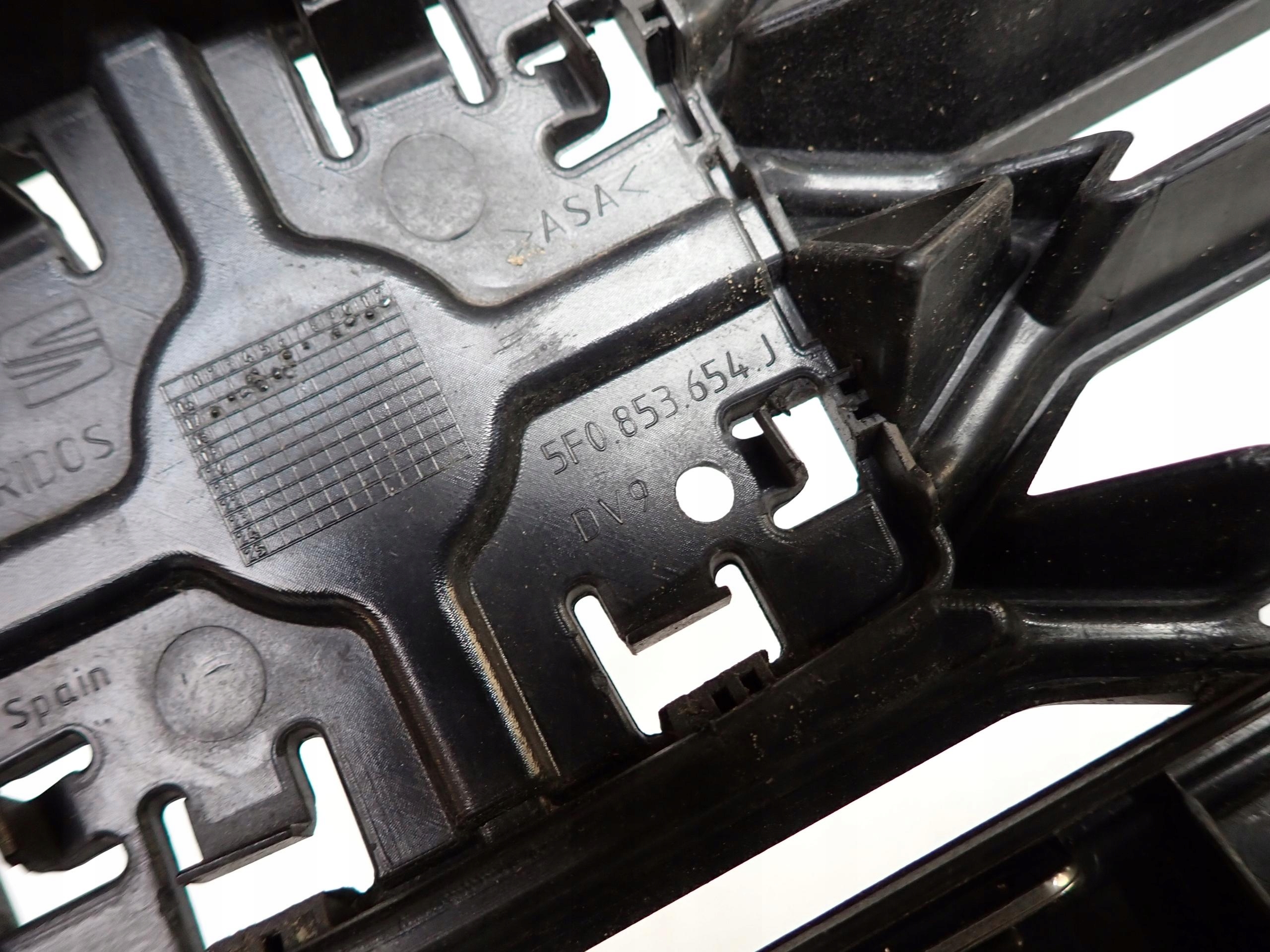 seat Leon III рестайлинг FR 16- решетка радиатора 5F0853654J