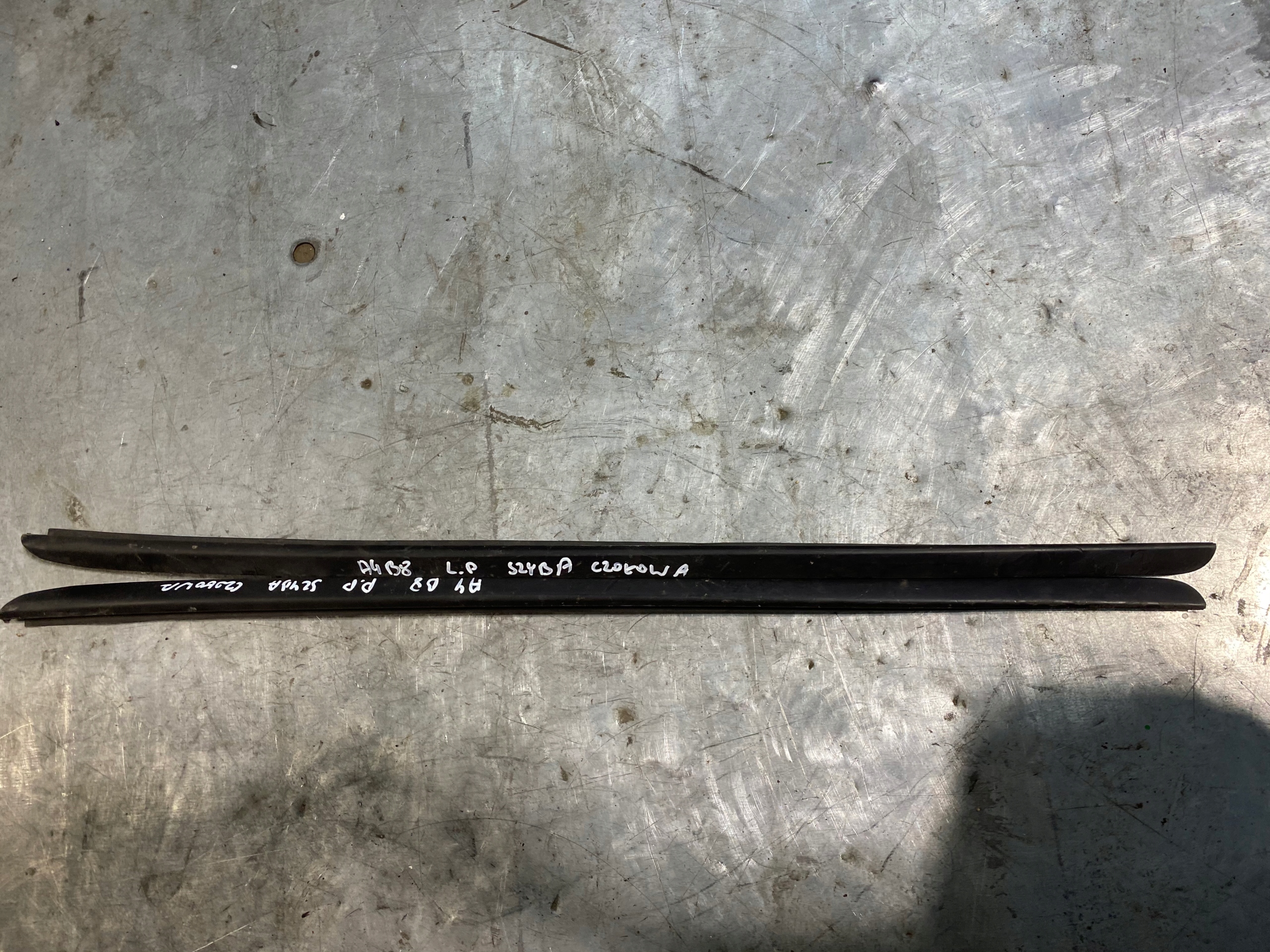 AUDI A4 B8 LIFT LISTWA SZYBY CZOŁOWEJ PRAWA