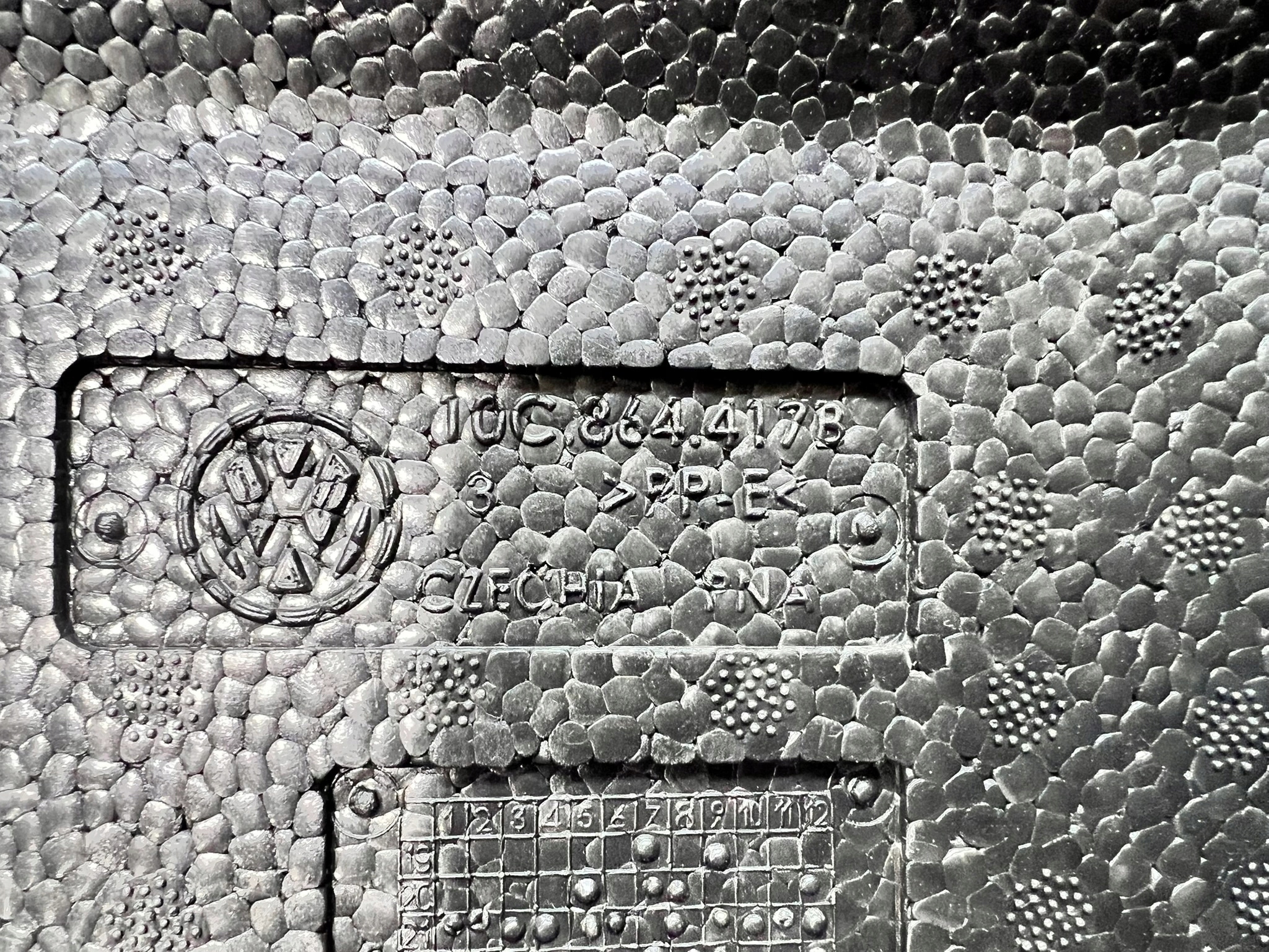 WKLAD polystirene below feet right AUDI Q4 E-TRON 10C864417B