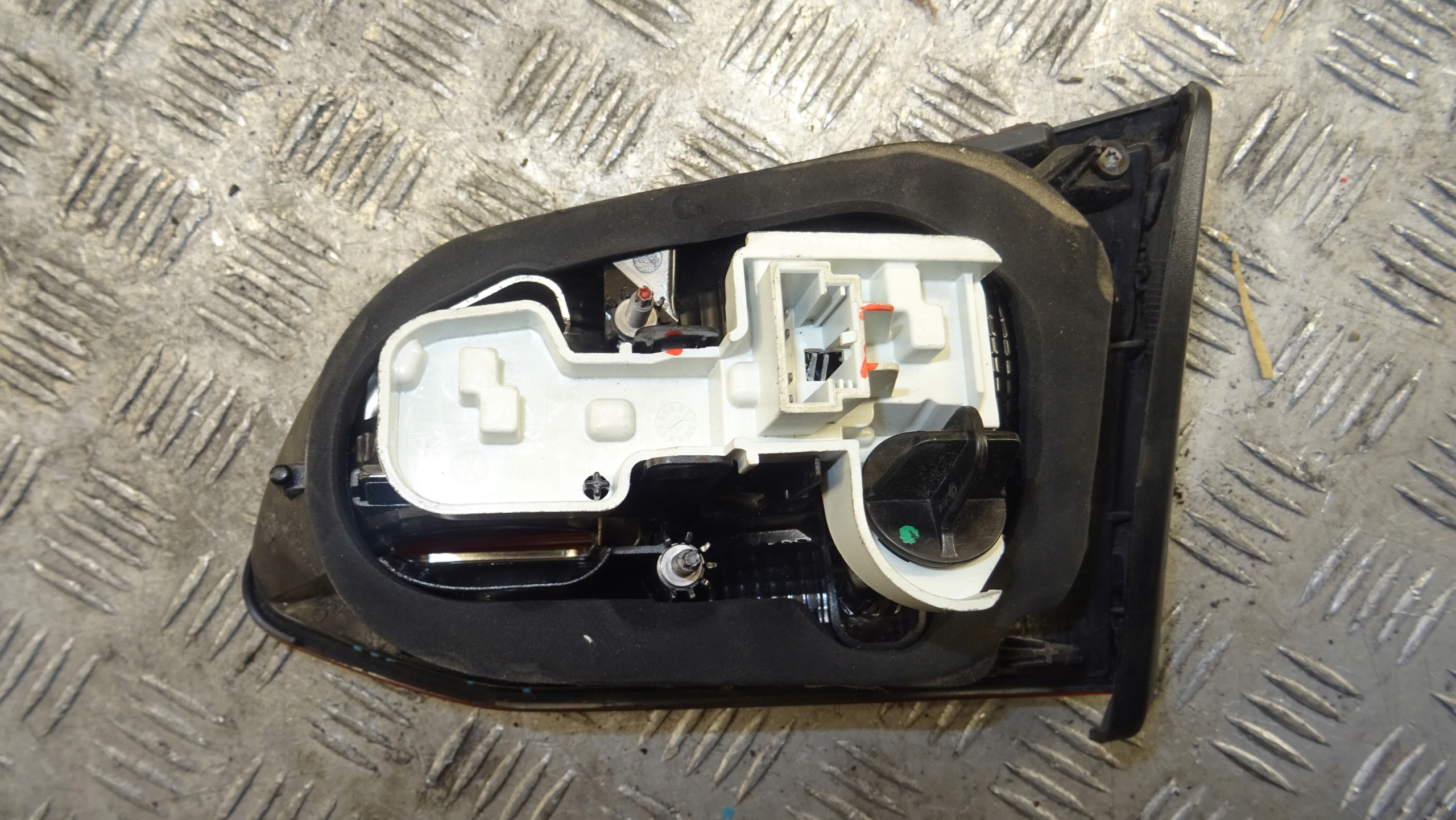 Volkswagen OE 5G9945093C light left to the bonnet